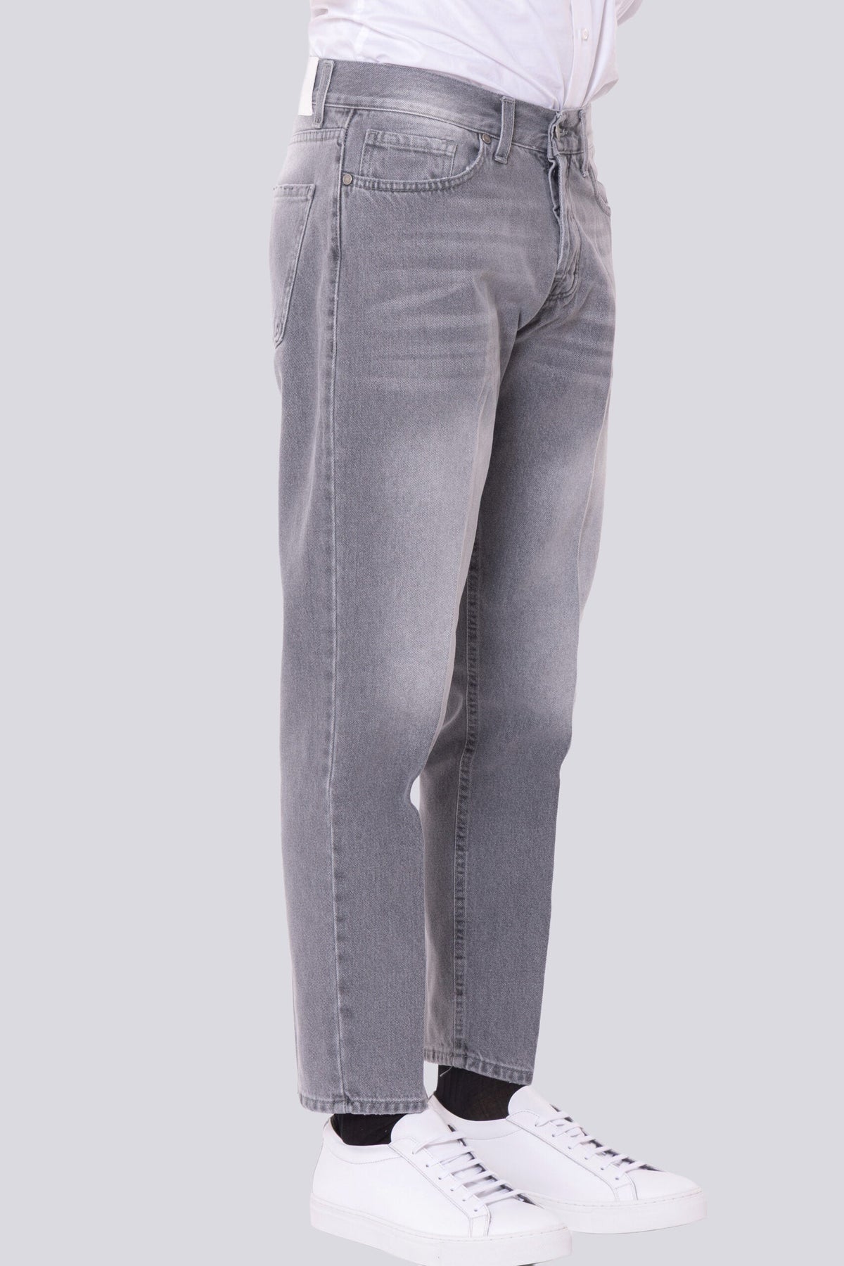 Jeans da uomo grigio modello 5 tasche con lievi sabbiature vestibilità regular 100% cotone