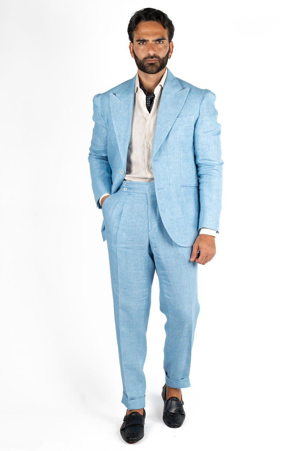 Abito uomo Monopetto blu denim chiaro in lino e seta sfoderata Rever classico 11 cm tasche a toppe e pantalone vita alta con fibbie laterali