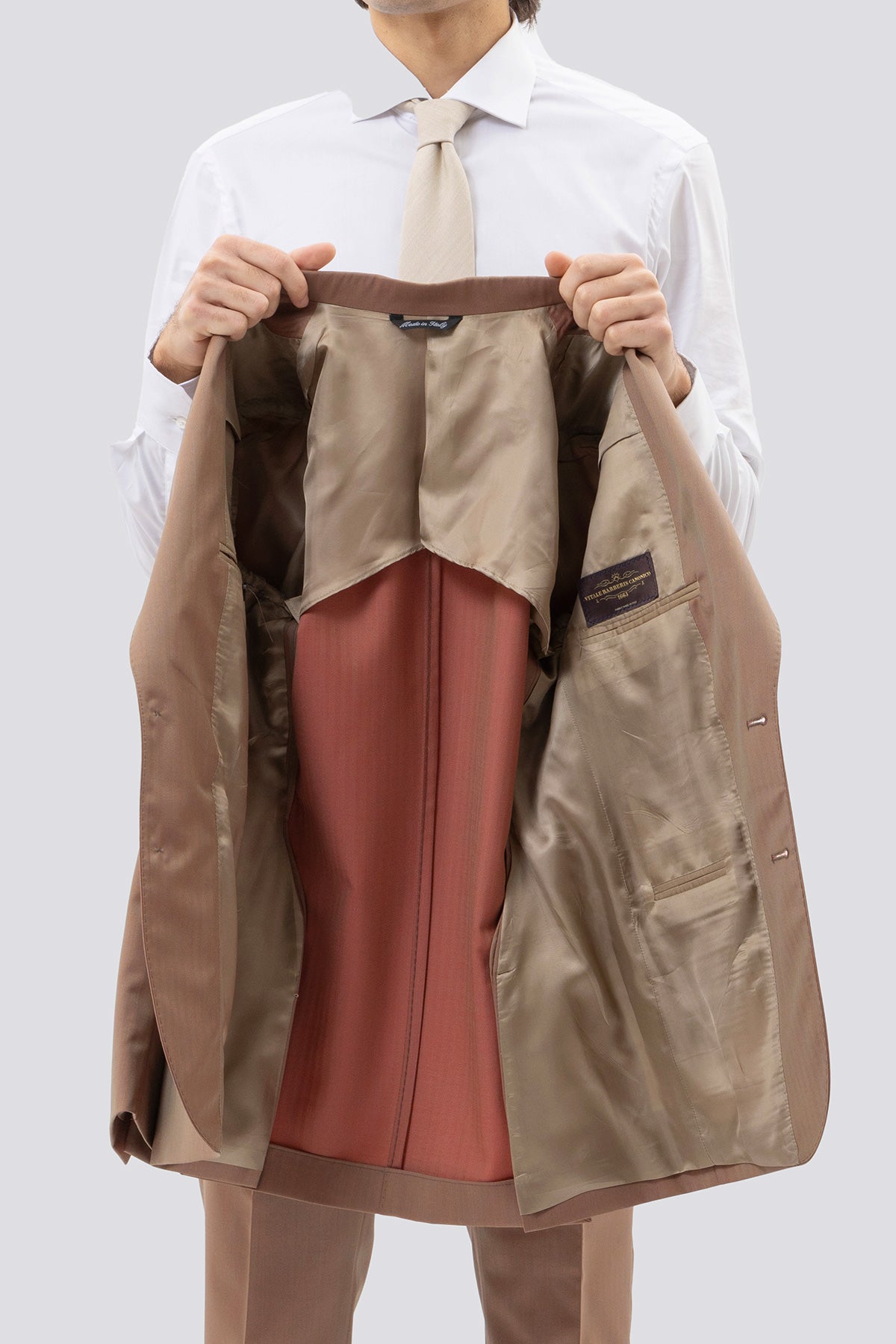 Giacca monopetto fango solaro uomo in fresco lana vitale barberis canonico con rever a lancia tasche a filo .