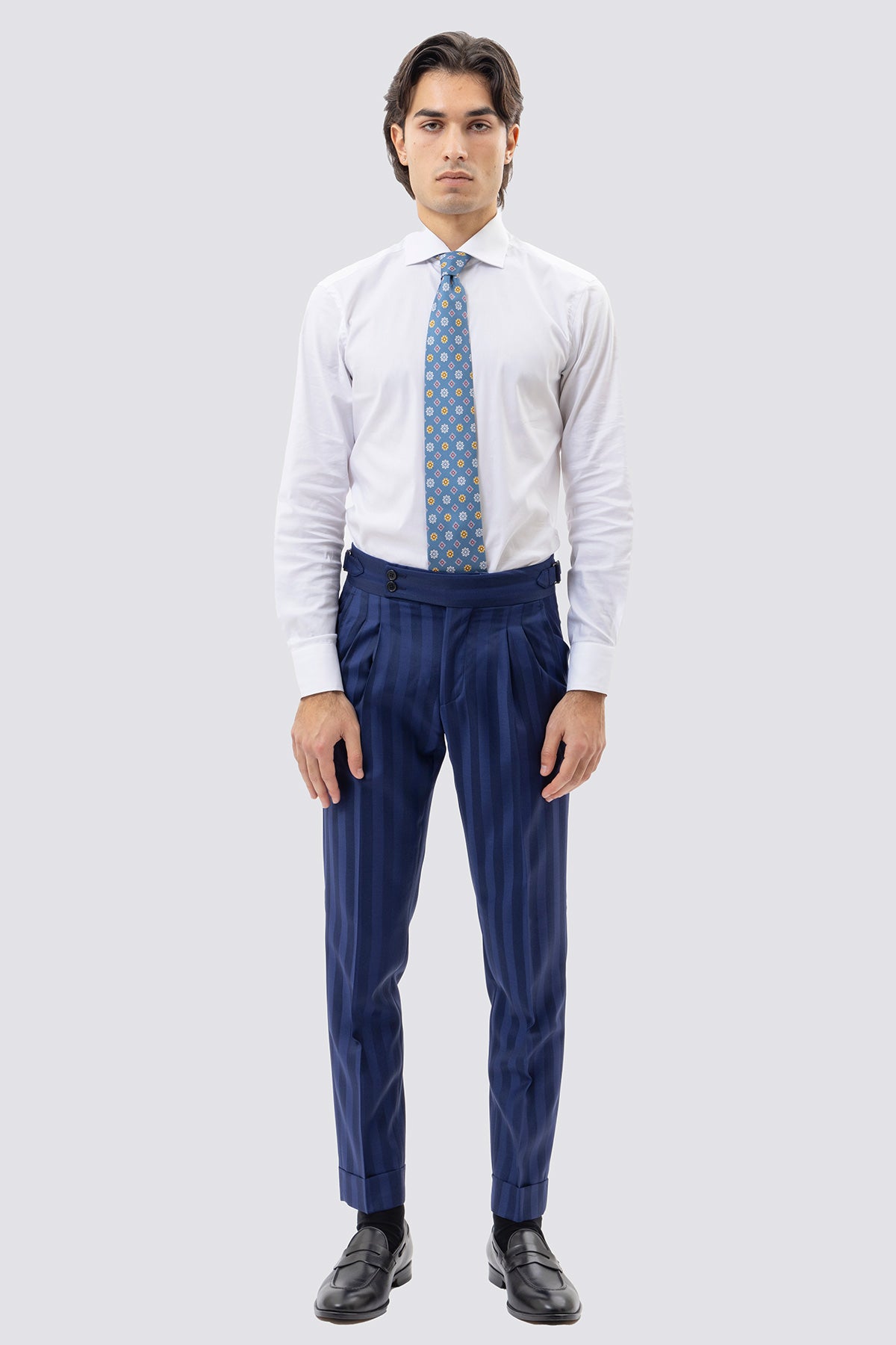 Pantalone Blu Riga Chiara Vita  Alta Uomo Fresco Lana Super 130's Bristol Tessuti Napoli Doppia Pinces Fibbie Laterali E Risvolto 5cm .