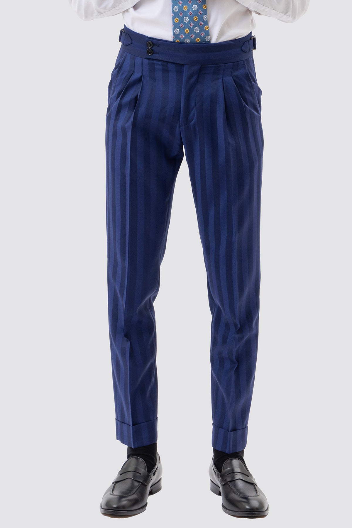 Pantalone Blu Riga Chiara Vita  Alta Uomo Fresco Lana Super 130's Bristol Tessuti Napoli Doppia Pinces Fibbie Laterali E Risvolto 5cm .