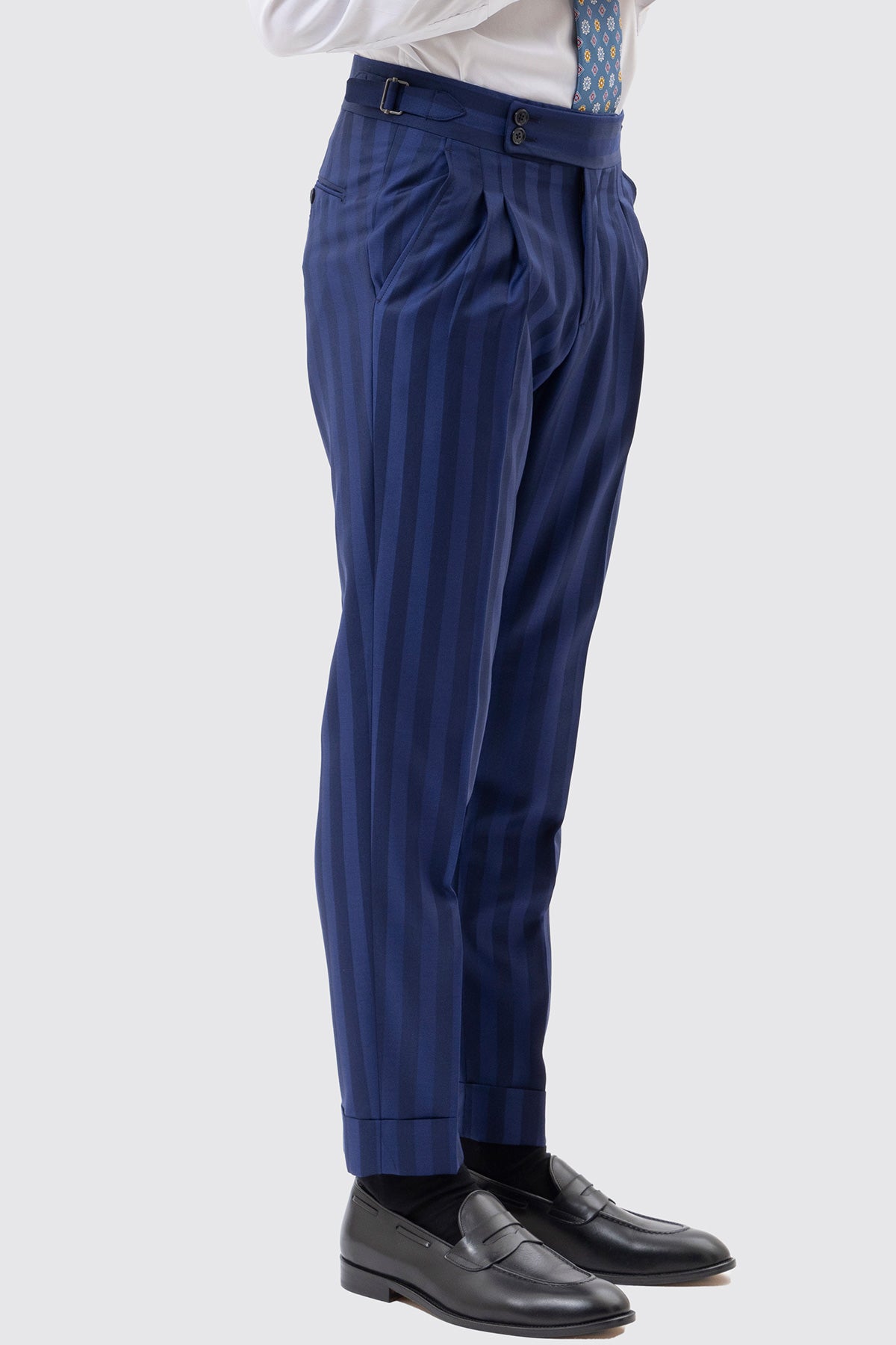 Pantalone Blu Riga Chiara Vita  Alta Uomo Fresco Lana Super 130's Bristol Tessuti Napoli Doppia Pinces Fibbie Laterali E Risvolto 5cm .