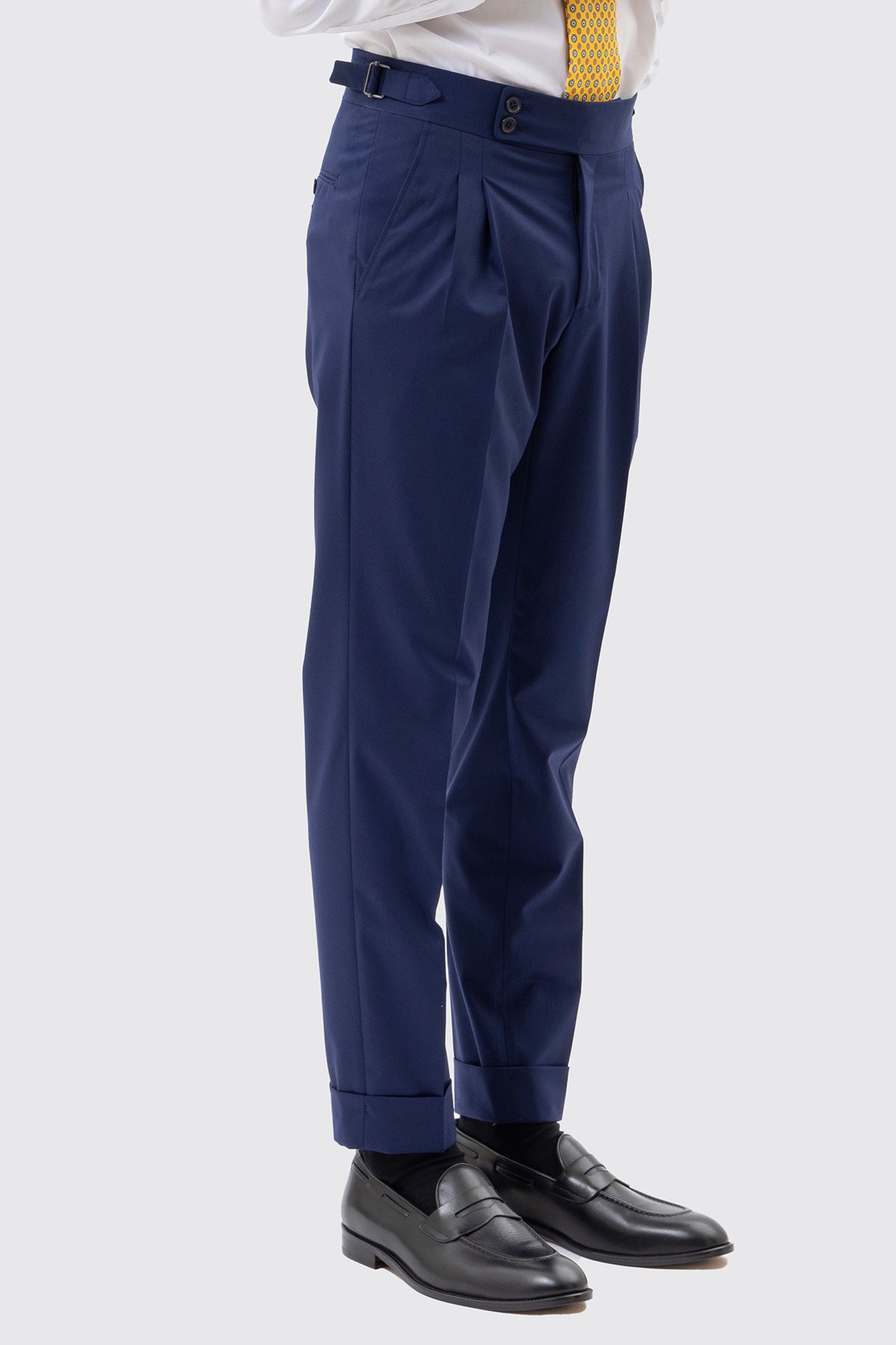 Pantalone Vita  Alta Blu Tinta Unita Uomo Con Doppia Pinces Fibbie Laterali E Risvolto 5 Cm
