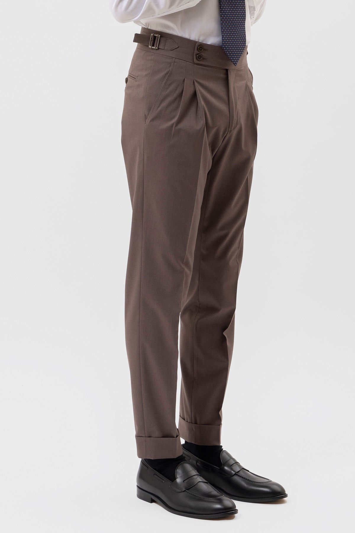 PANTALONE VITA  ALTA FANGO TINTA UNITA UOMO CON DOPPIA PINCES FIBBIE LATERALI E RISVOLTO 5 CM