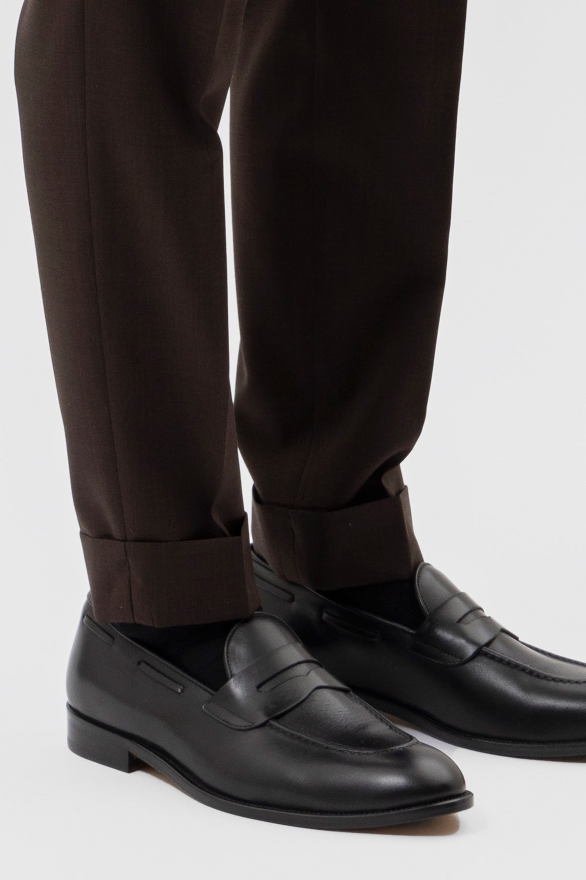 PANTALONE MARRONE VITA ALTA UOMO IN FRESCO LANA 120'S HOLLAND & SHERRY CON PINCES E RISVOLTO 5CM