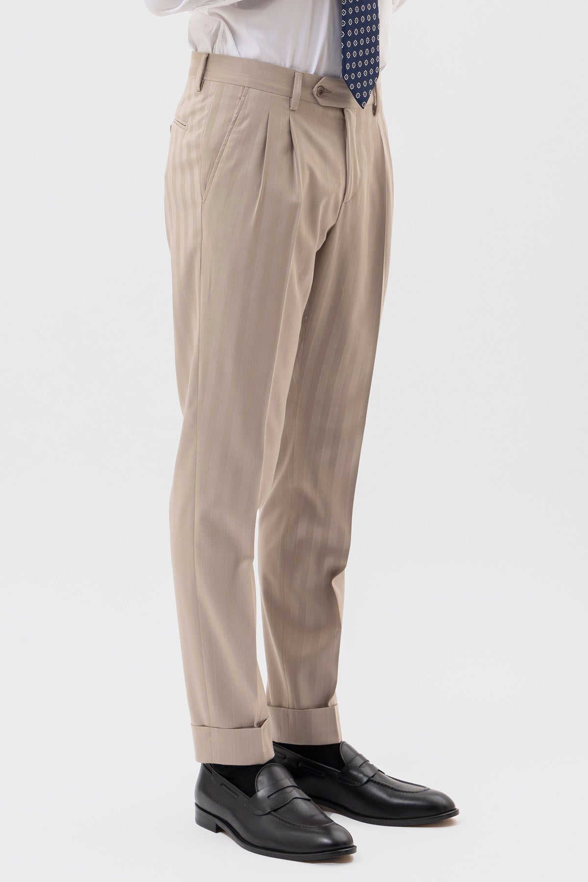 PANTALONE VITA  ALTA BEIGE RIGATO UOMO CON DOPPIA PINCES E RISVOLTO 5 cm .