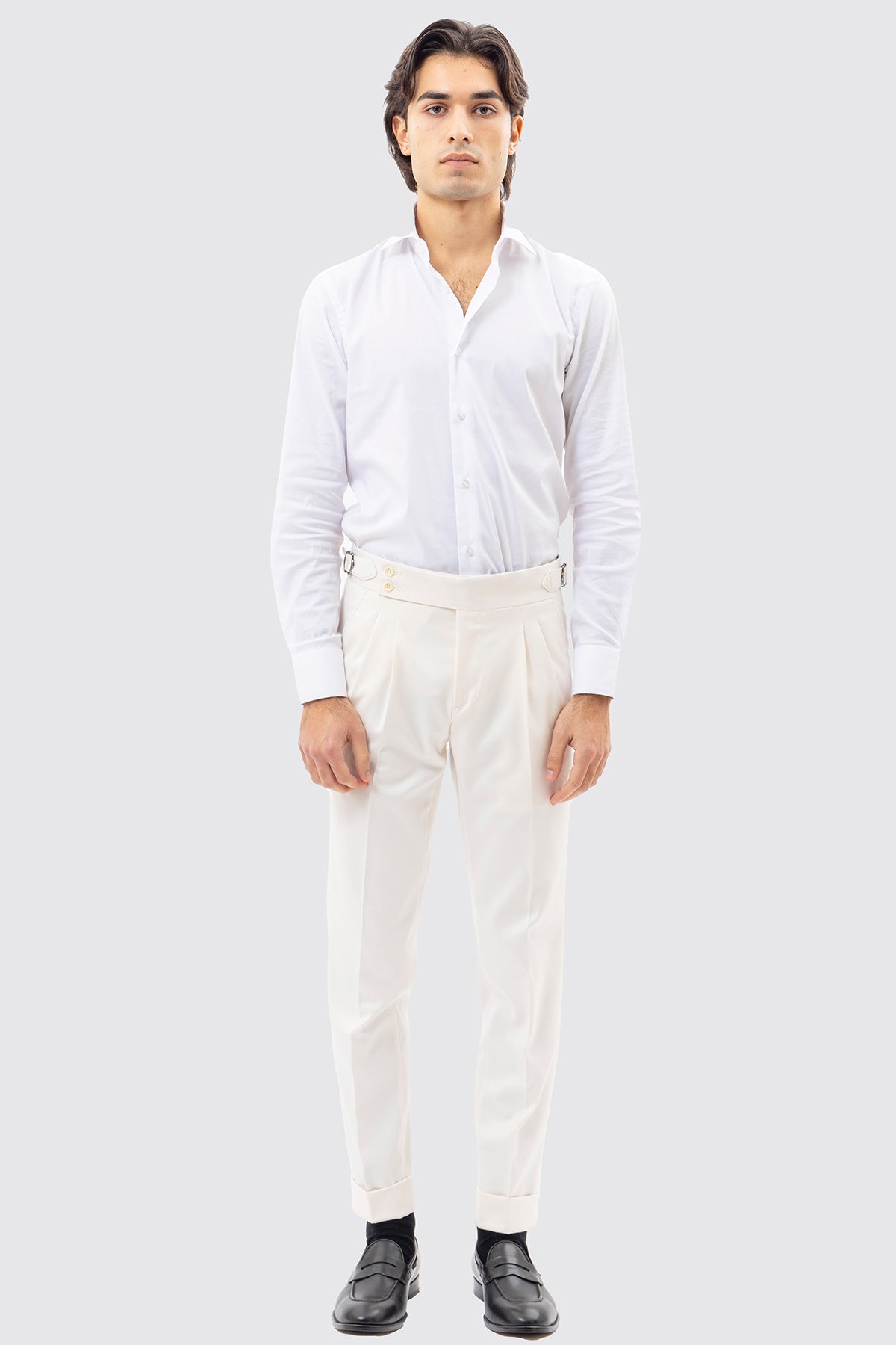 Pantalone panna vita alta con fibbie latewrali regolabili effetto fresco lana con doppia pinces e risvolto di 5cm .