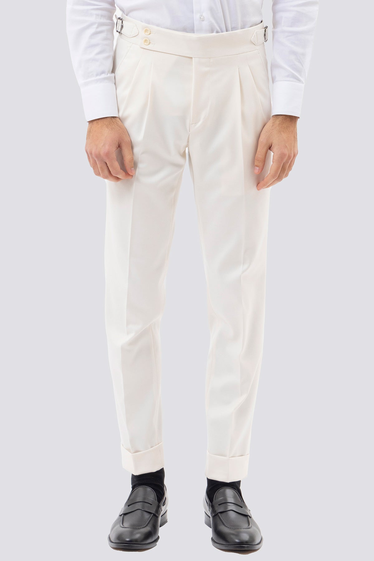 Pantalone panna vita alta con fibbie latewrali regolabili effetto fresco lana con doppia pinces e risvolto di 5cm .