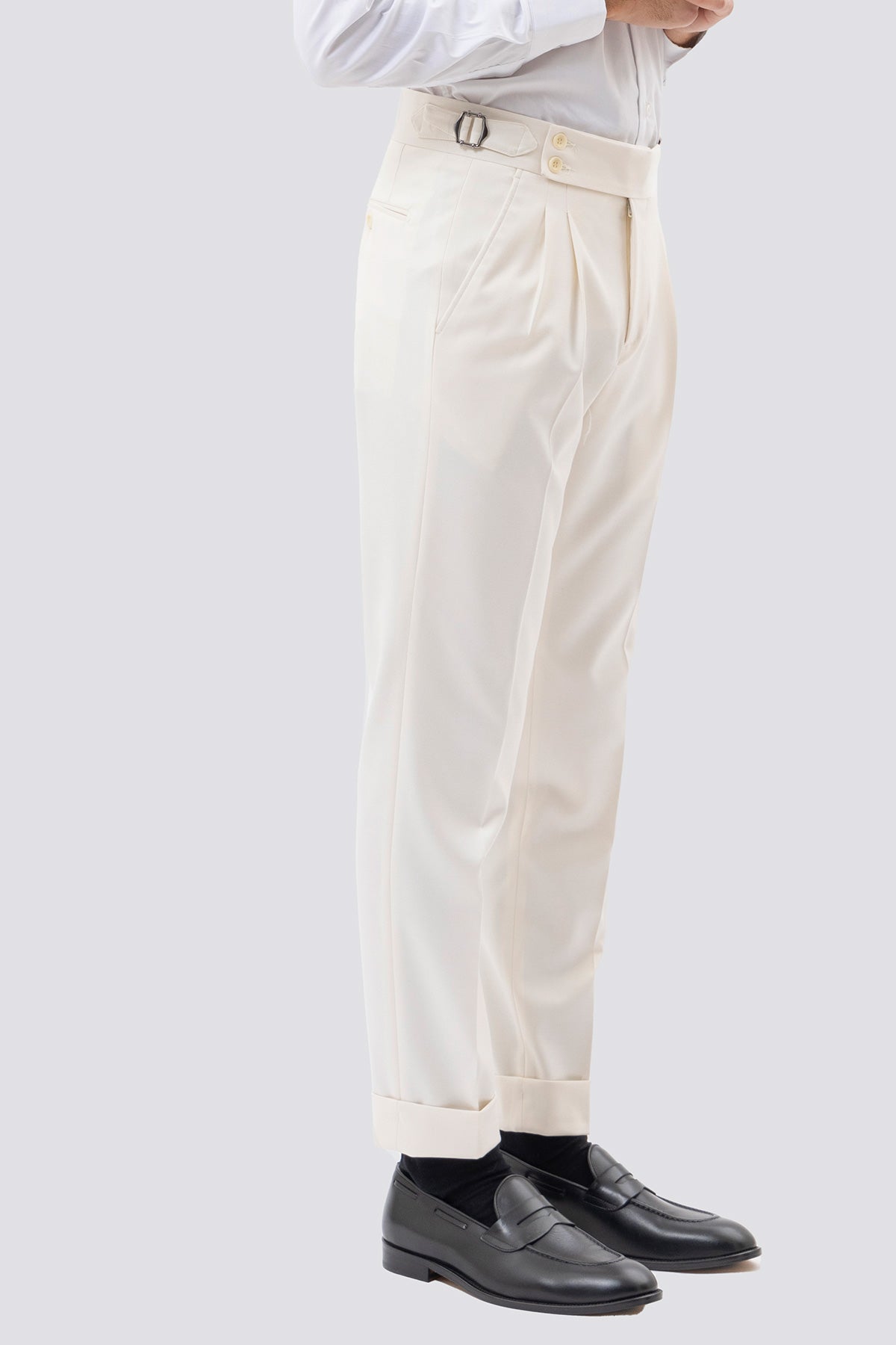 Pantalone panna vita alta con fibbie latewrali regolabili effetto fresco lana con doppia pinces e risvolto di 5cm .