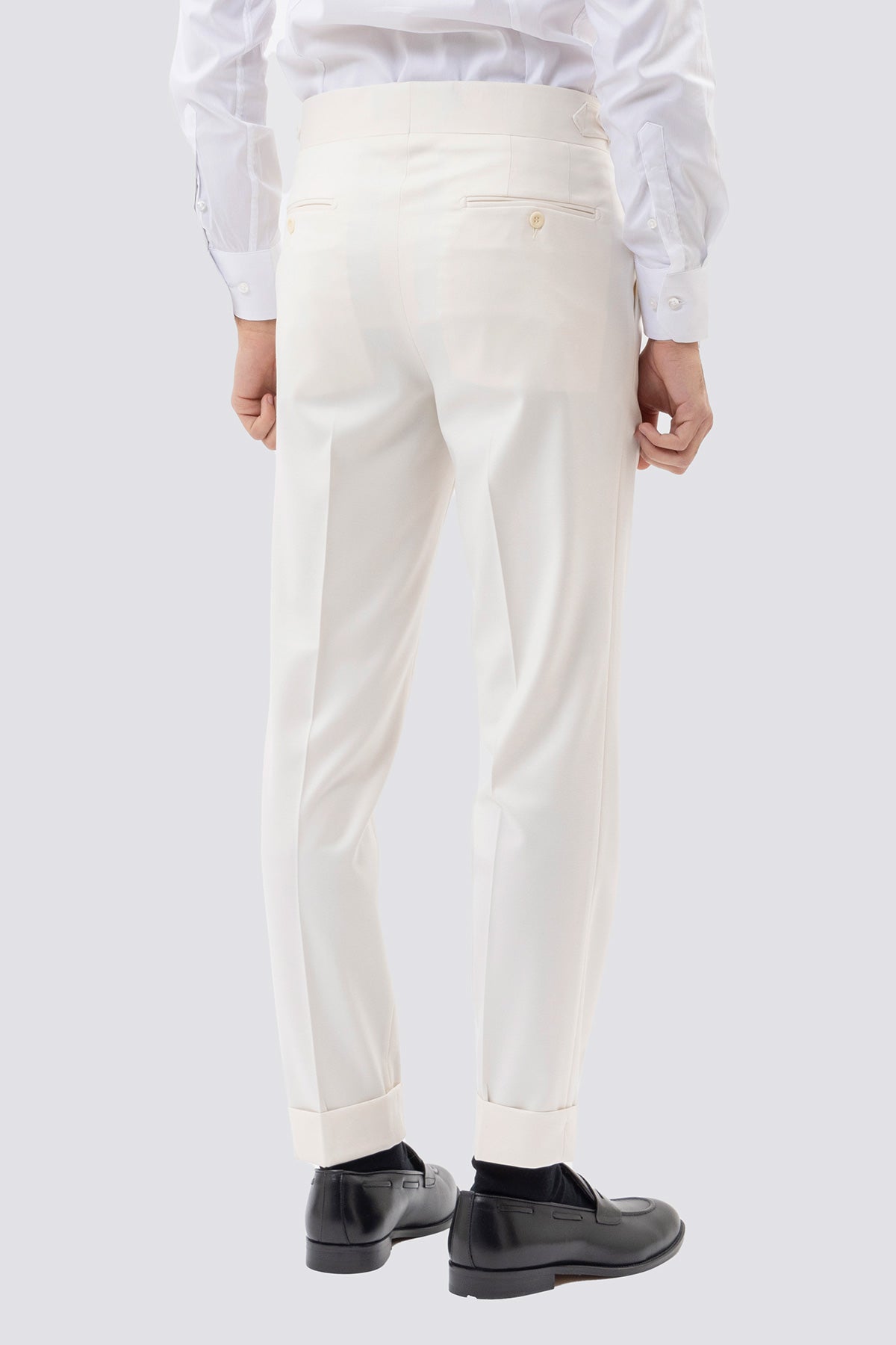 Pantalone panna vita alta con fibbie latewrali regolabili effetto fresco lana con doppia pinces e risvolto di 5cm .