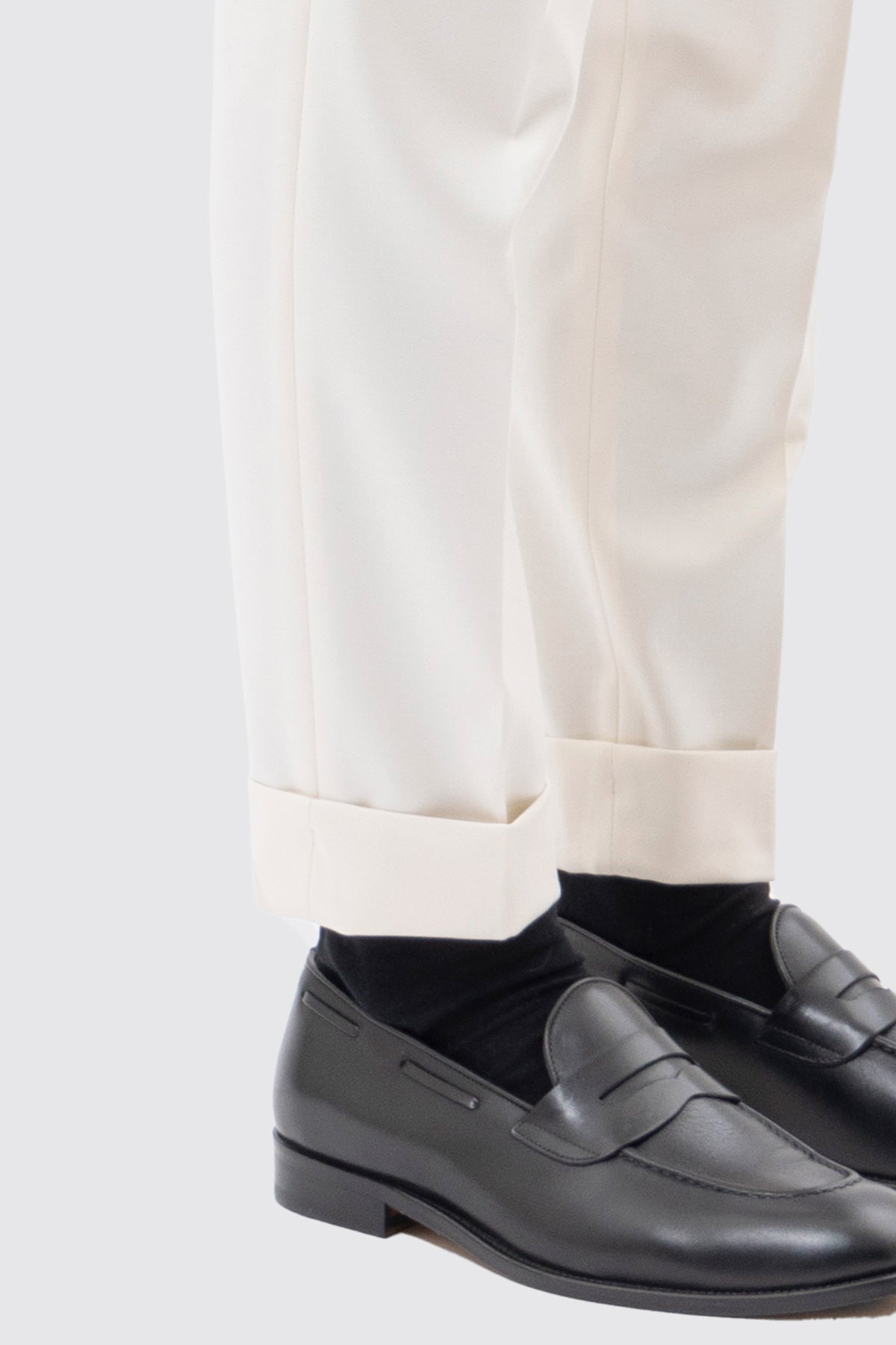 Pantalone panna vita alta con fibbie latewrali regolabili effetto fresco lana con doppia pinces e risvolto di 5cm .