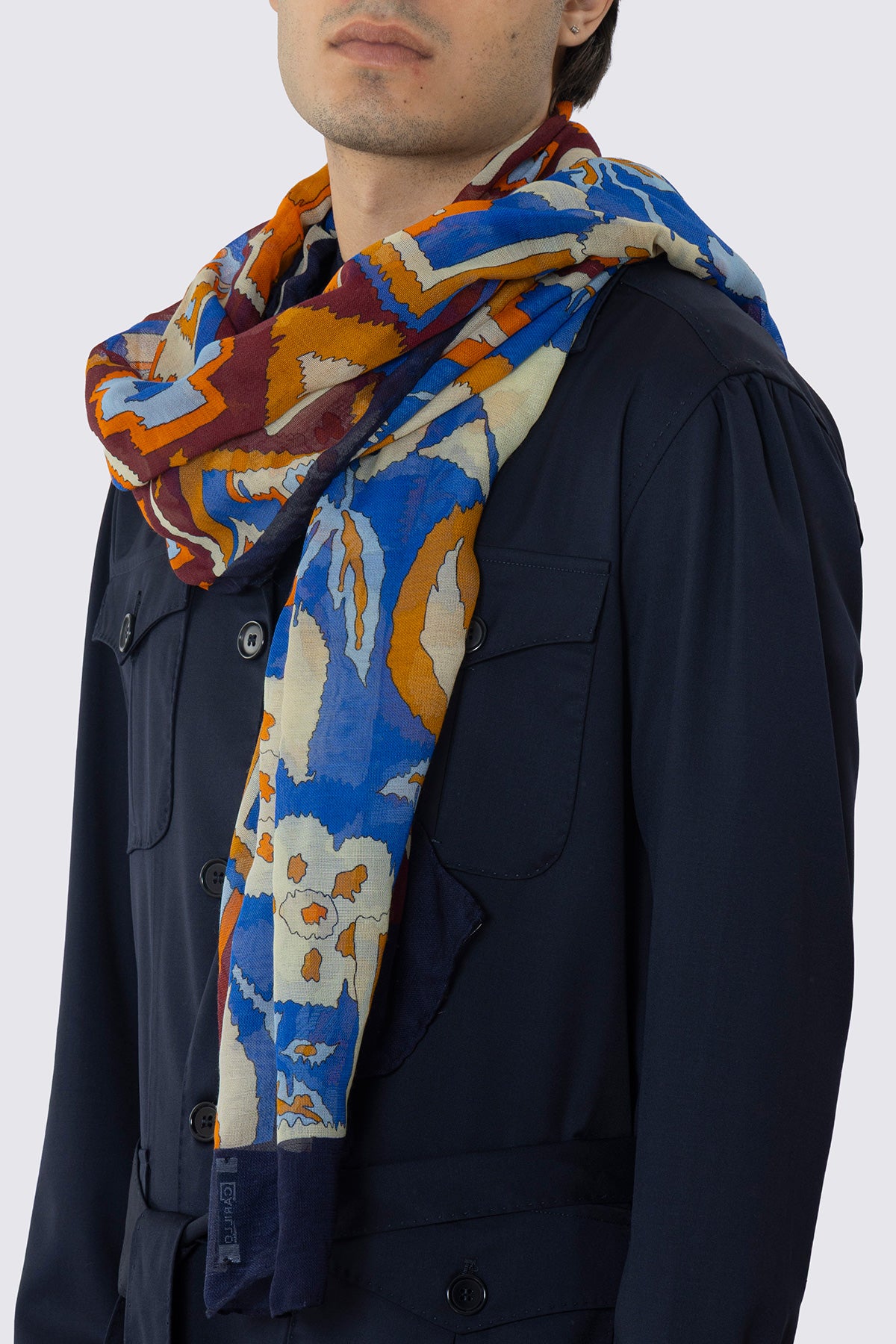 SCIARPA BLU UOMO IN PURA LANA STAMPATA FANTASIA MULTICOLOR CON ORLO RIFINITO A MANO