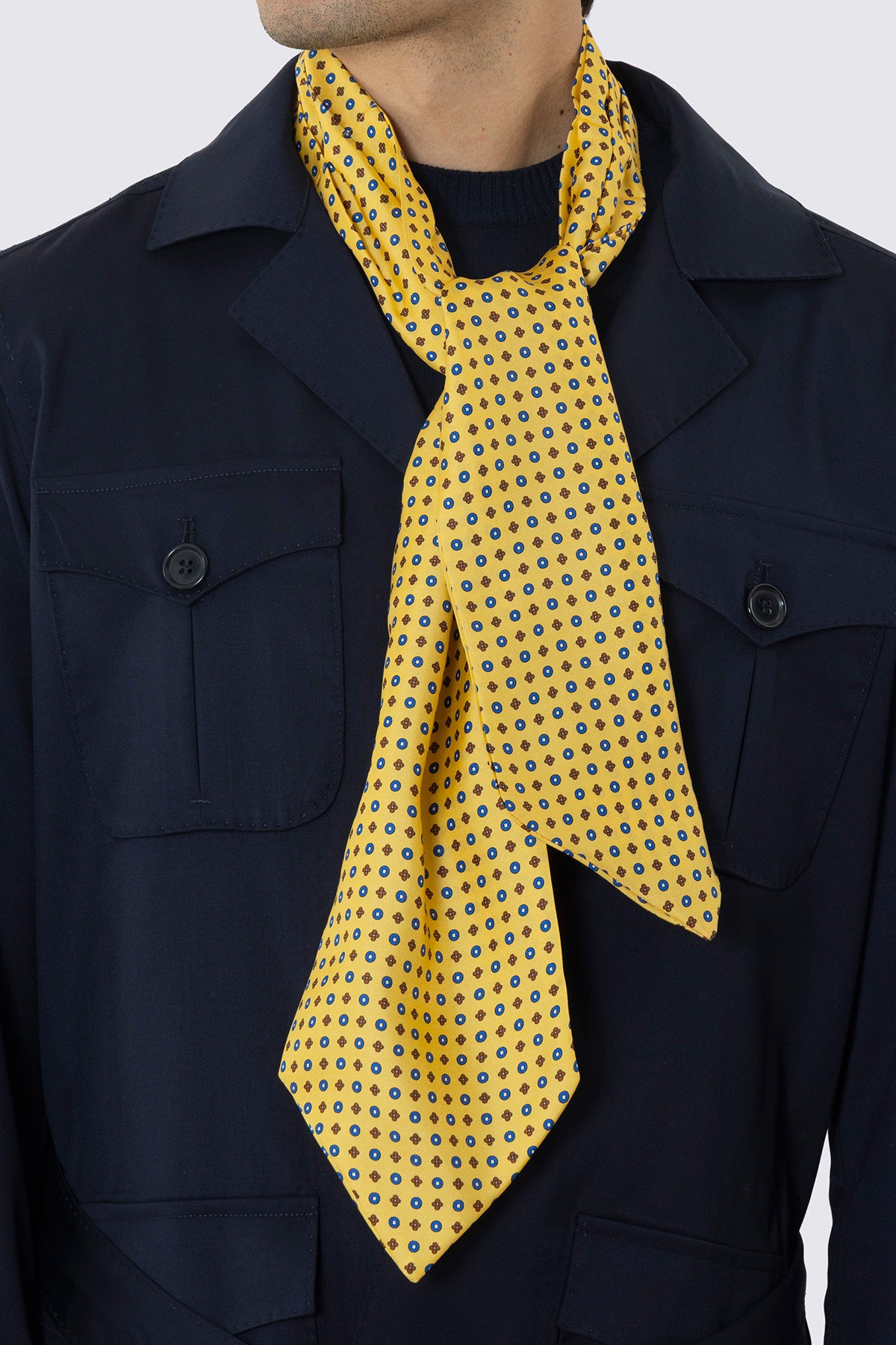 Ascot da uomo giallo fantasia fiori multicolor in pura seta fatto a mano