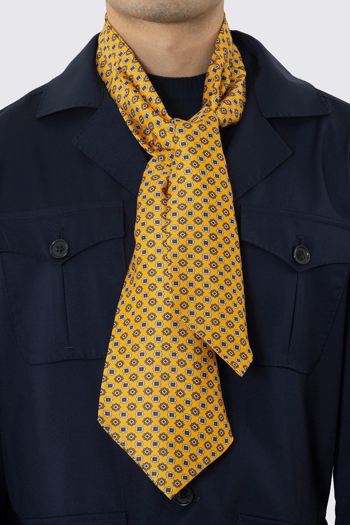 Ascot da uomo giallo fantasia fiori multicolor in pura seta fatto a mano