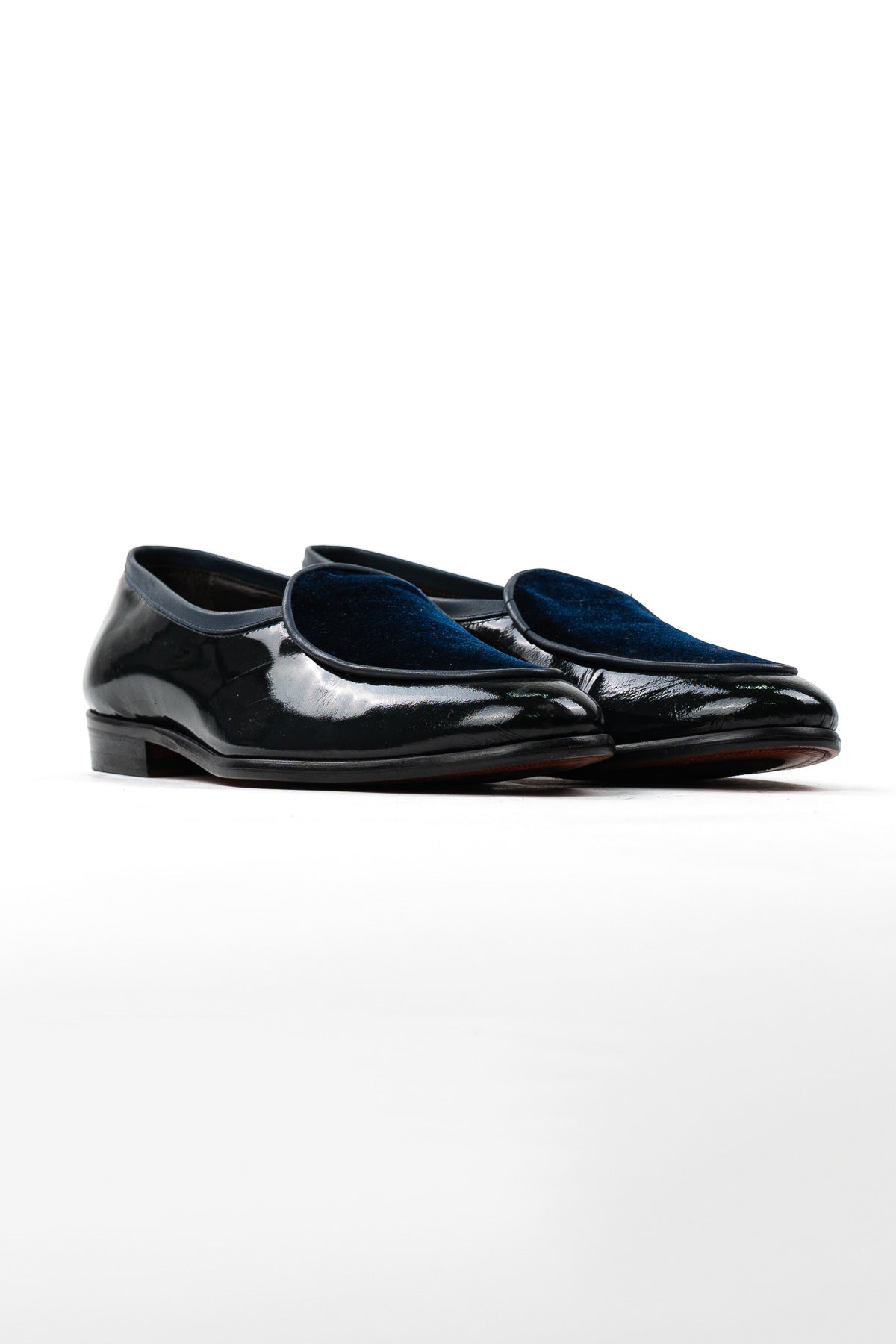 Mocassini uomo blu vernice e velluto in vera pelle con suola in cuoio fatte a mano con bordino in pelle blu sul profilo del collo made in italy