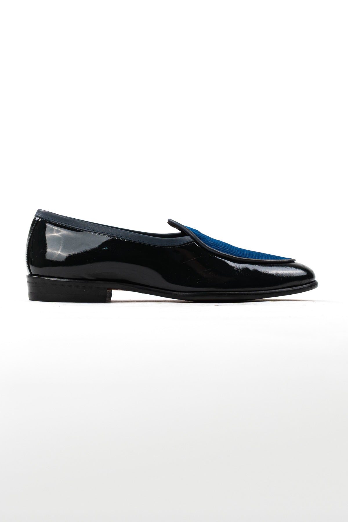 Mocassini uomo blu vernice e velluto in vera pelle con suola in cuoio fatte a mano con bordino in pelle blu sul profilo del collo made in italy