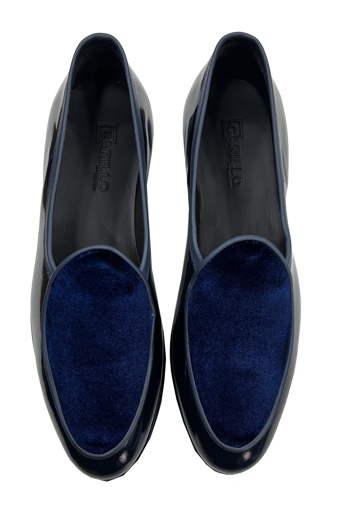 Mocassini uomo blu vernice e velluto in vera pelle con suola in cuoio fatte a mano con bordino in pelle blu sul profilo del collo made in italy