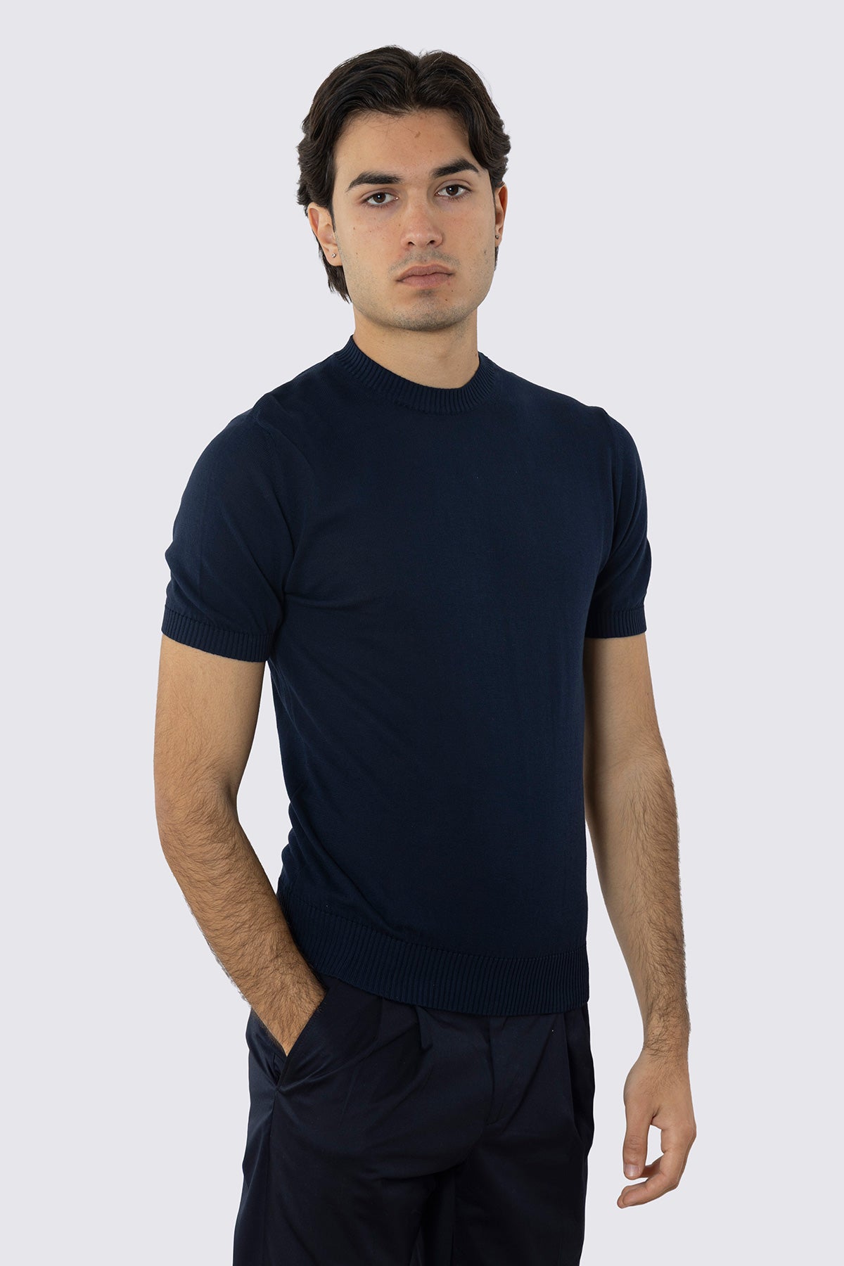 Maglioncino mezze maniche blu in cotone 100% di filo tinta unita con elastici sulle maniche e sul fondo.