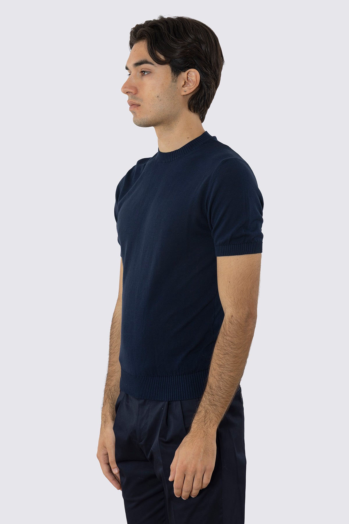 Maglioncino mezze maniche blu in cotone 100% di filo tinta unita con elastici sulle maniche e sul fondo.