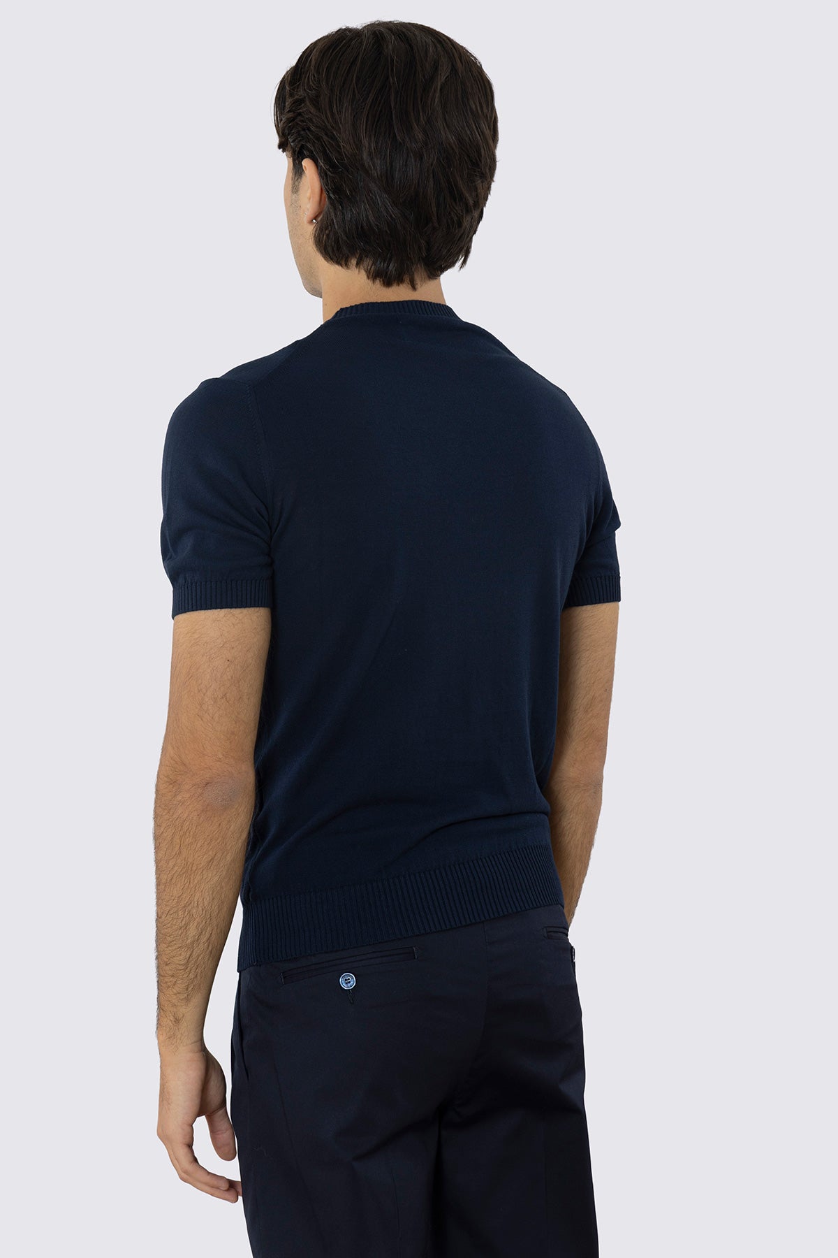 Maglioncino mezze maniche blu in cotone 100% di filo tinta unita con elastici sulle maniche e sul fondo.