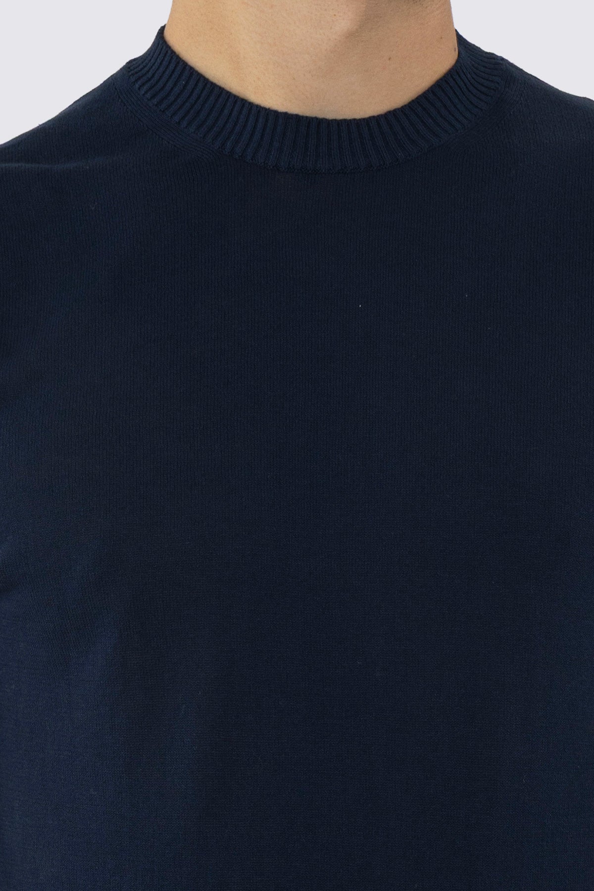 Maglioncino mezze maniche blu in cotone 100% di filo tinta unita con elastici sulle maniche e sul fondo.