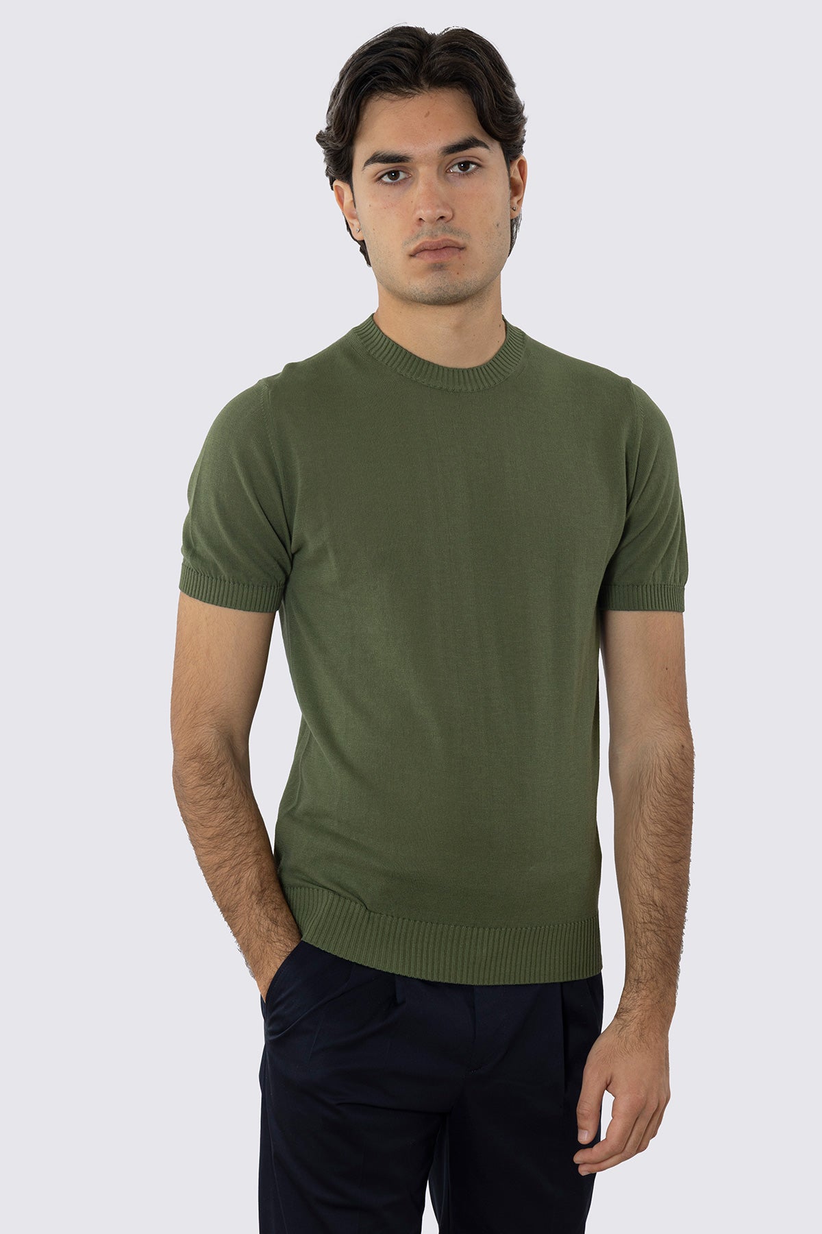 Maglioncino verde militare mezze maniche in cotone 100% di filo tinta unita con elastici sulle maniche e sul fondo