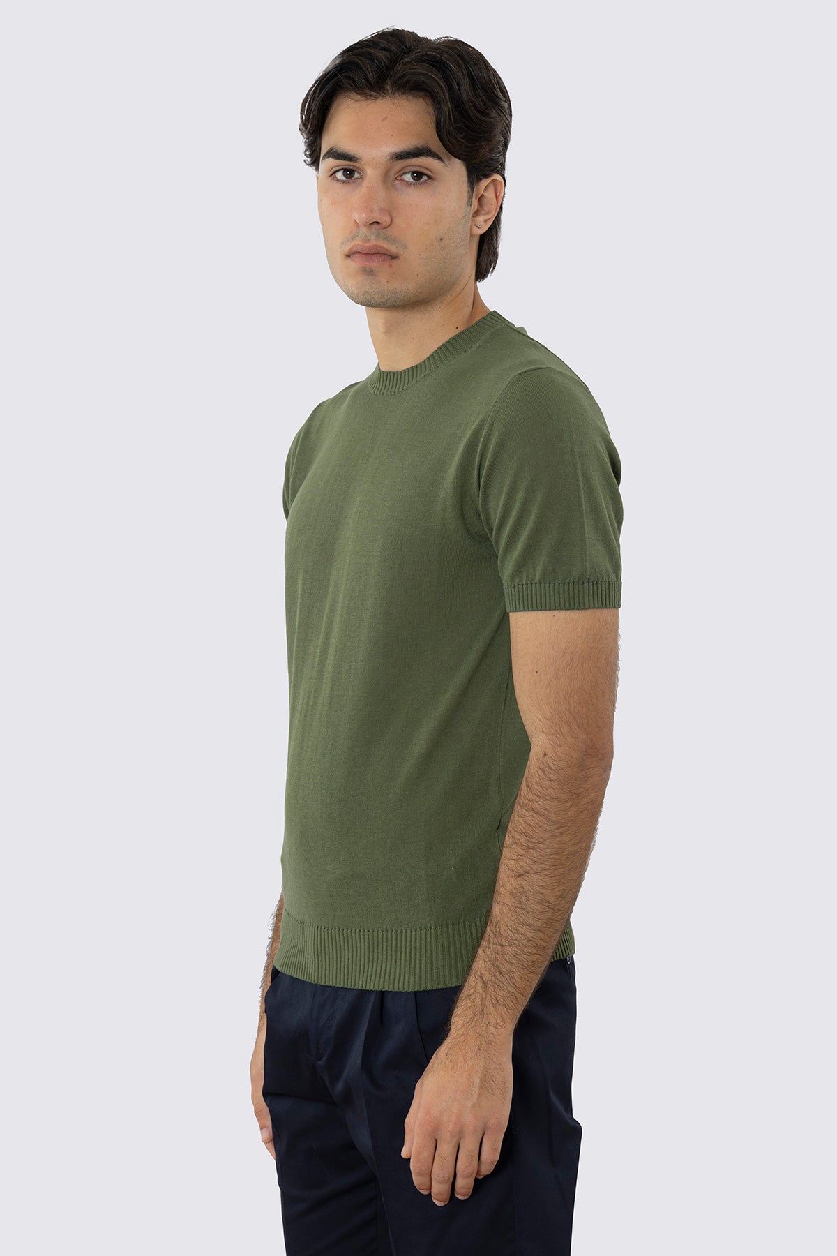 Maglioncino verde militare mezze maniche in cotone 100% di filo tinta unita con elastici sulle maniche e sul fondo