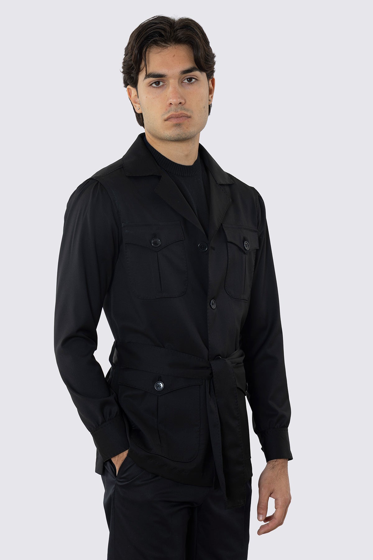 Sahariana nera fresco lana Vitale Barberis Canonico finezza super 130's con tasconi e soffietto cintura in vita e polso camicia .<br />