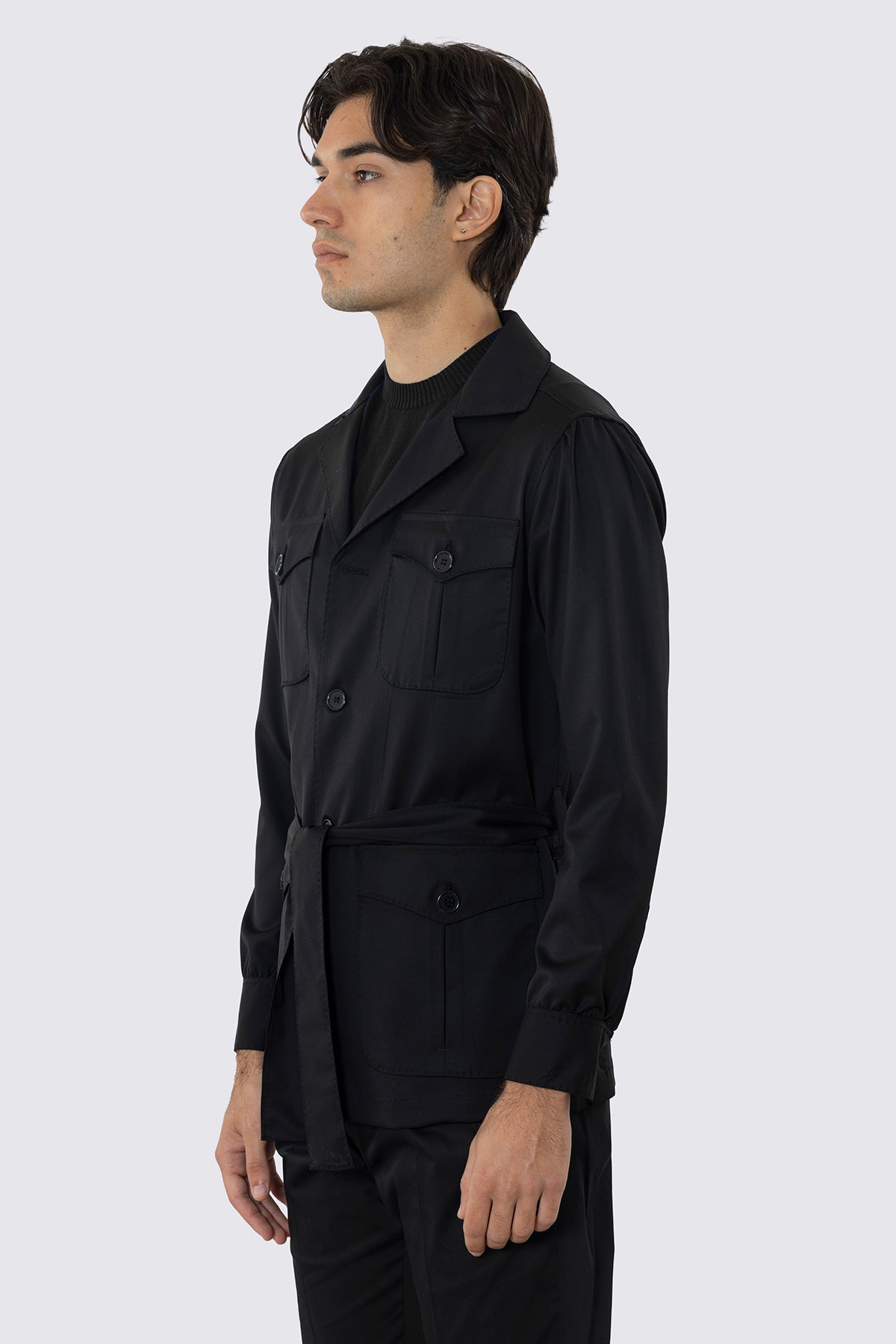 Sahariana nera fresco lana Vitale Barberis Canonico finezza super 130's con tasconi e soffietto cintura in vita e polso camicia .<br />