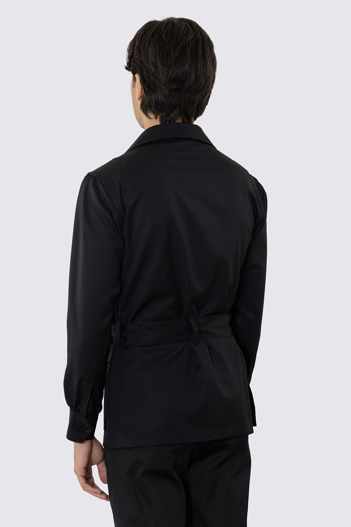 Sahariana nera fresco lana Vitale Barberis Canonico finezza super 130's con tasconi e soffietto cintura in vita e polso camicia .<br />