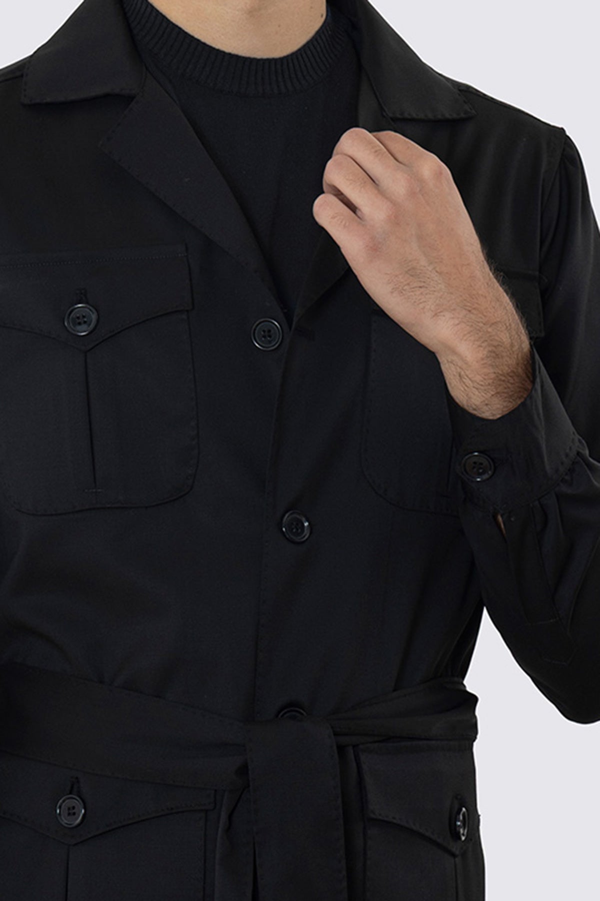 Sahariana nera fresco lana Vitale Barberis Canonico finezza super 130's con tasconi e soffietto cintura in vita e polso camicia .<br />