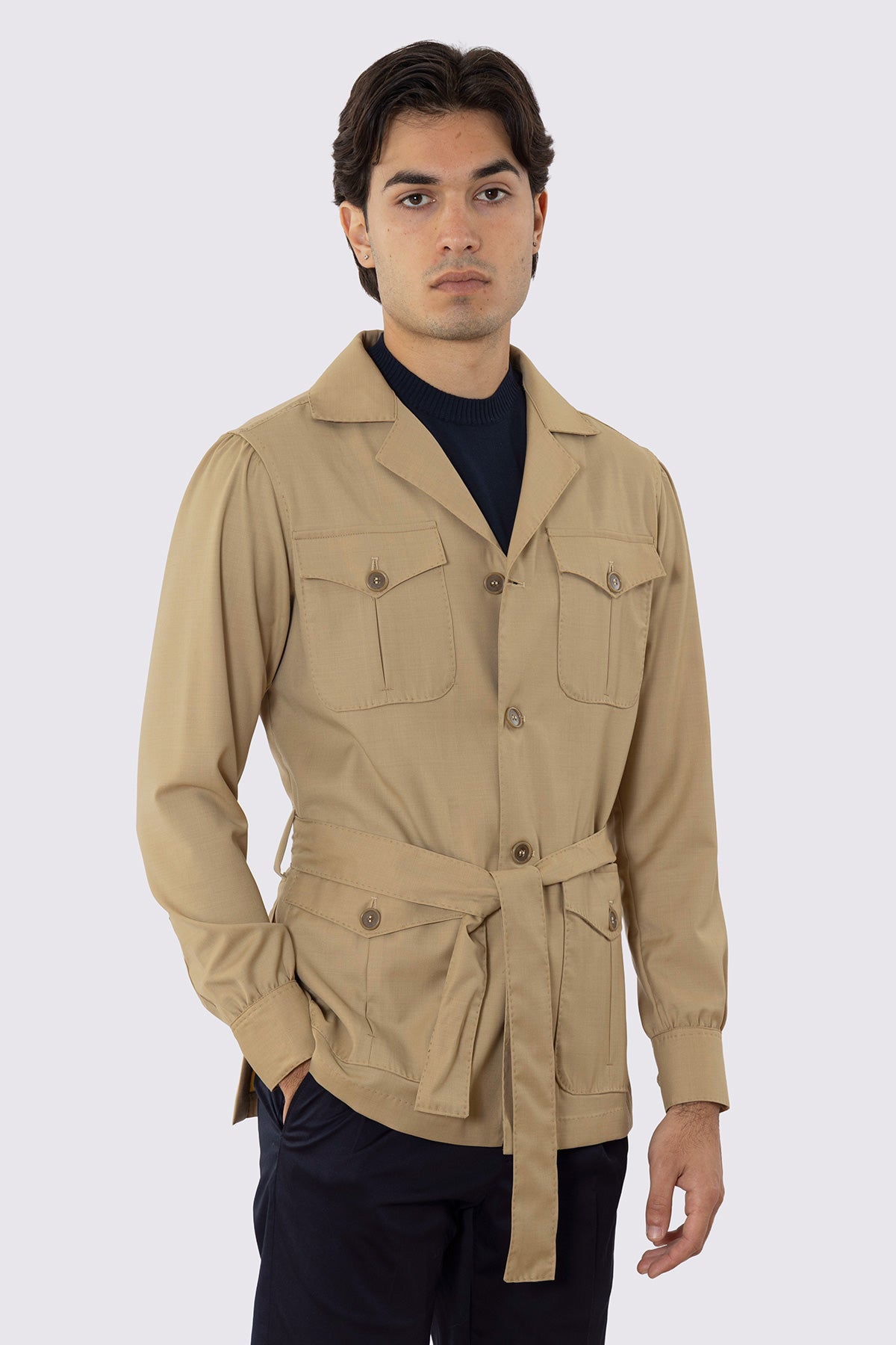 Sahariana beige fresco lana super 120's Holland & Sherry con tasconi e soffietto cintura in vita e polso camicia