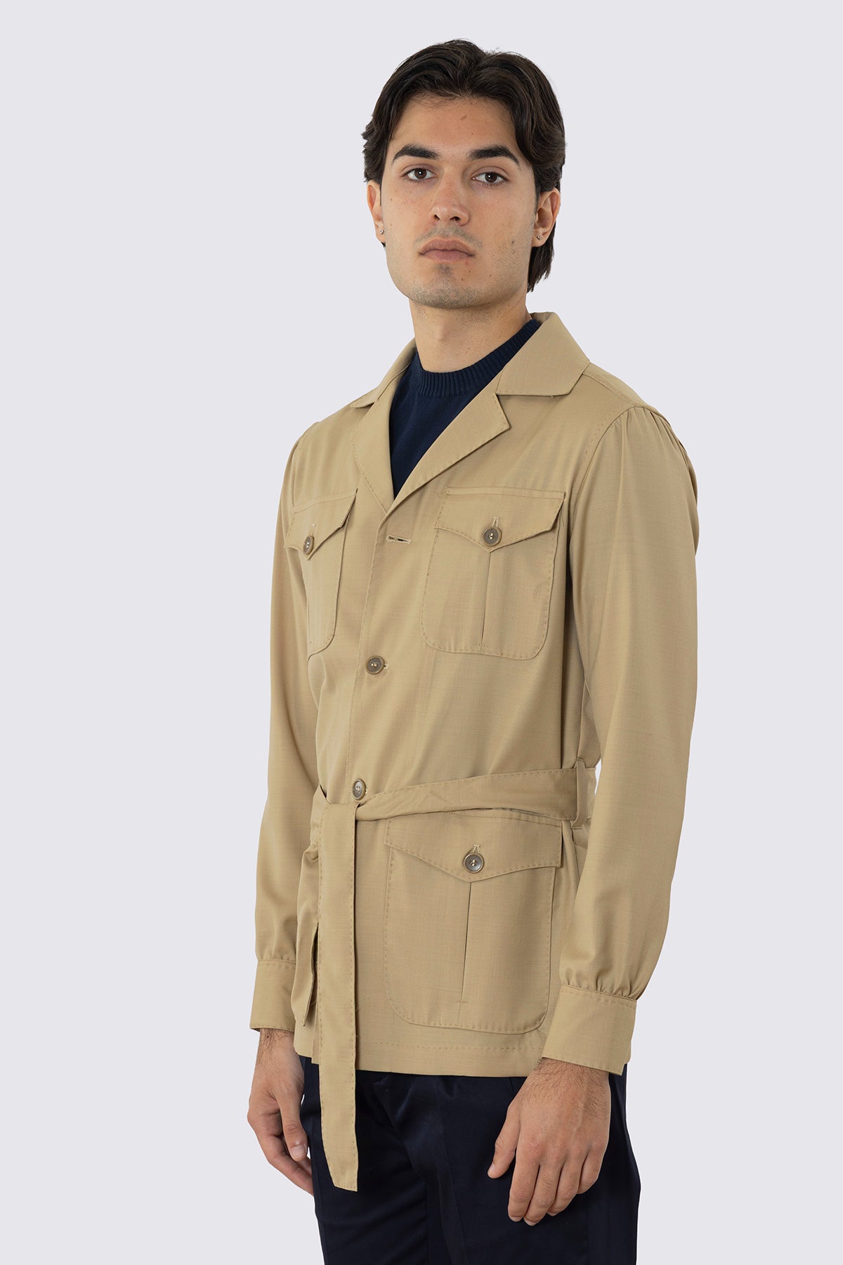 Sahariana beige fresco lana super 120's Holland & Sherry con tasconi e soffietto cintura in vita e polso camicia