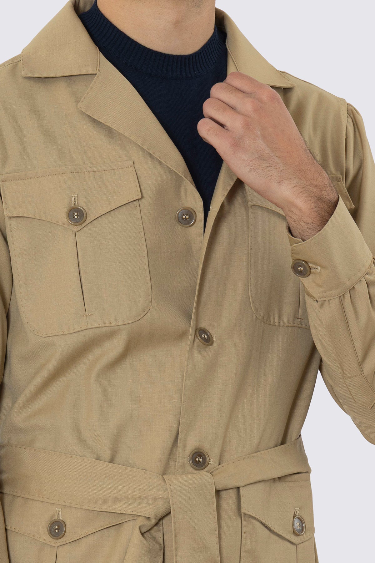 Sahariana beige fresco lana super 120's Holland & Sherry con tasconi e soffietto cintura in vita e polso camicia