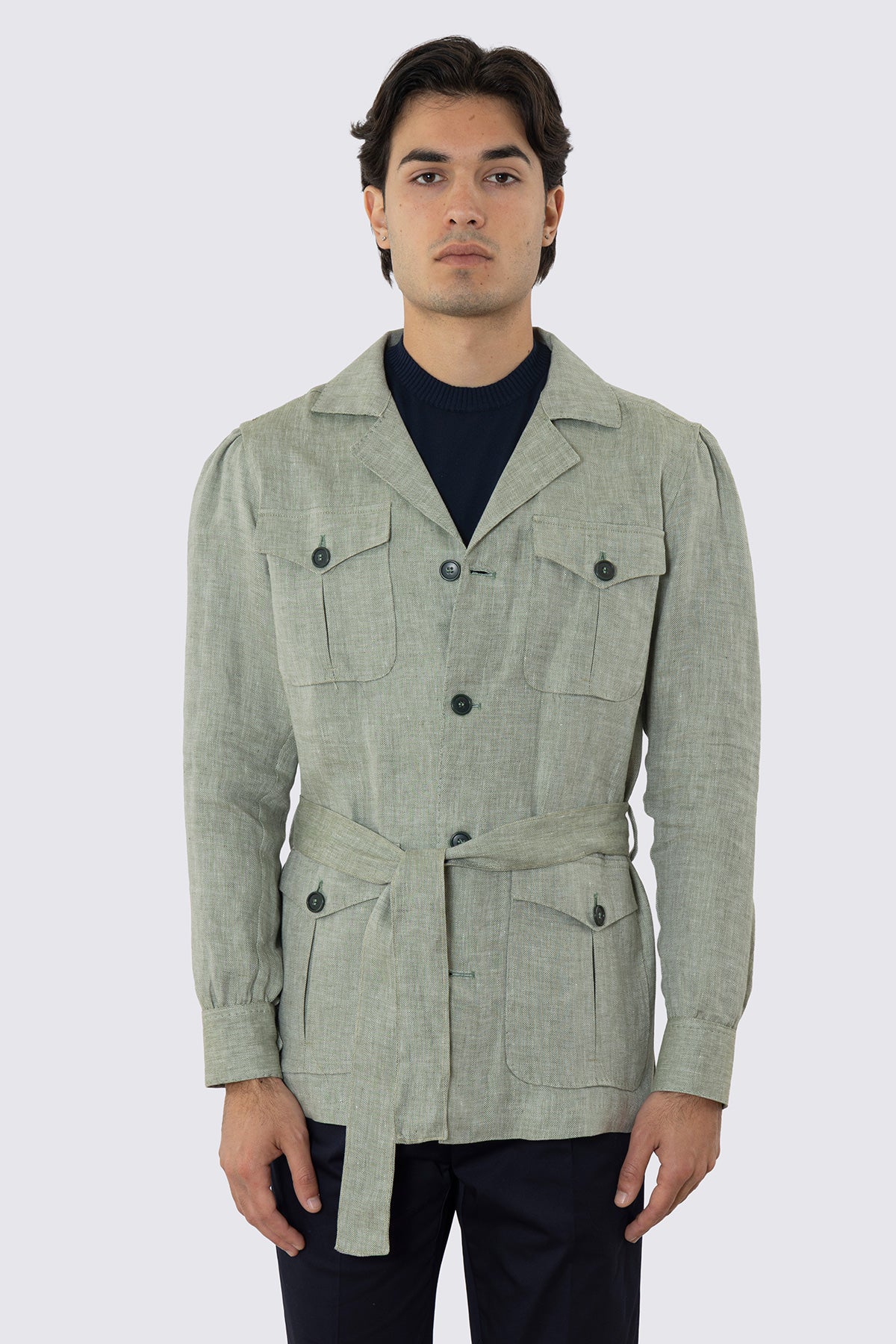 Sahariana verde 100% lino Fordam Tessuti Napoli con tasconi e soffietto cintura in vita e polso camicia