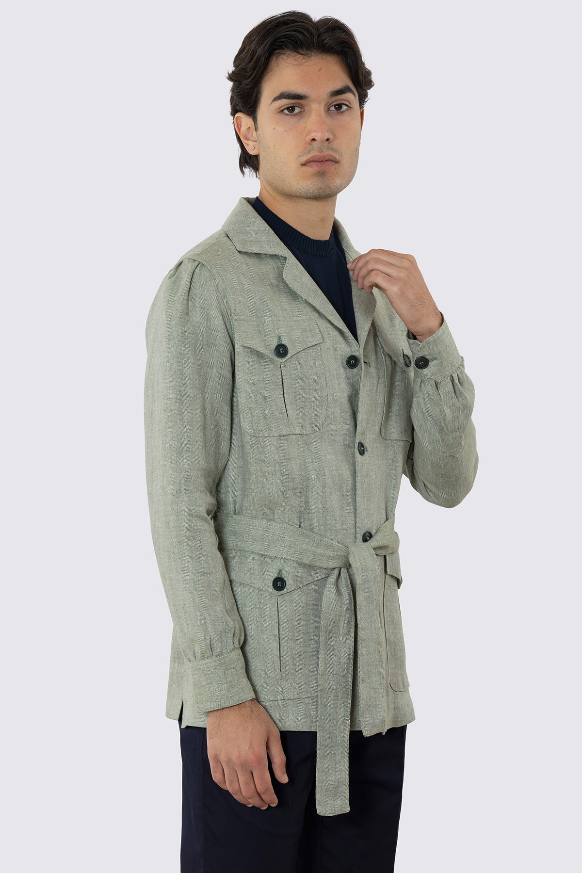Sahariana verde 100% lino Fordam Tessuti Napoli con tasconi e soffietto cintura in vita e polso camicia