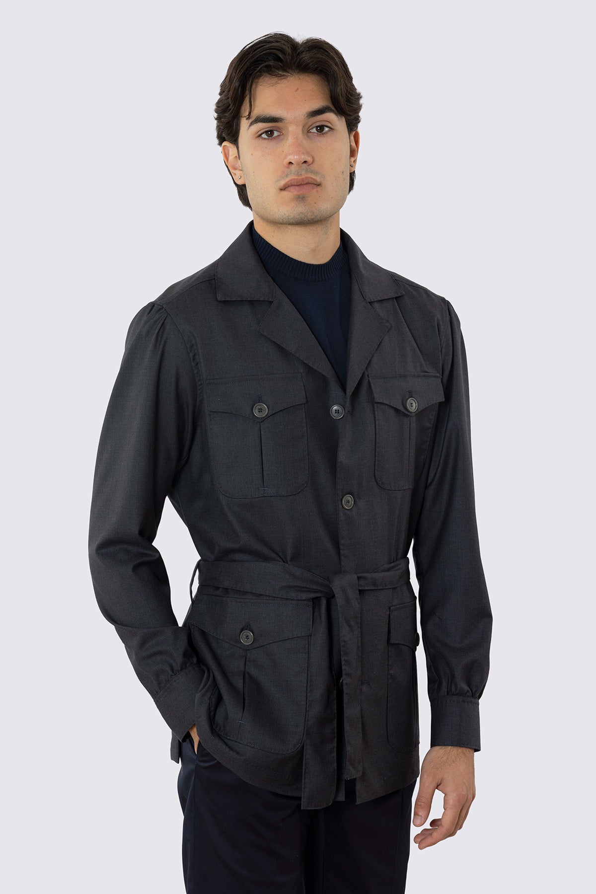 Sahariana grigio scuro fresco lana Vitale Barberis Canonico finezza super 130's con tasconi e soffietto cintura in vita e polso camicia