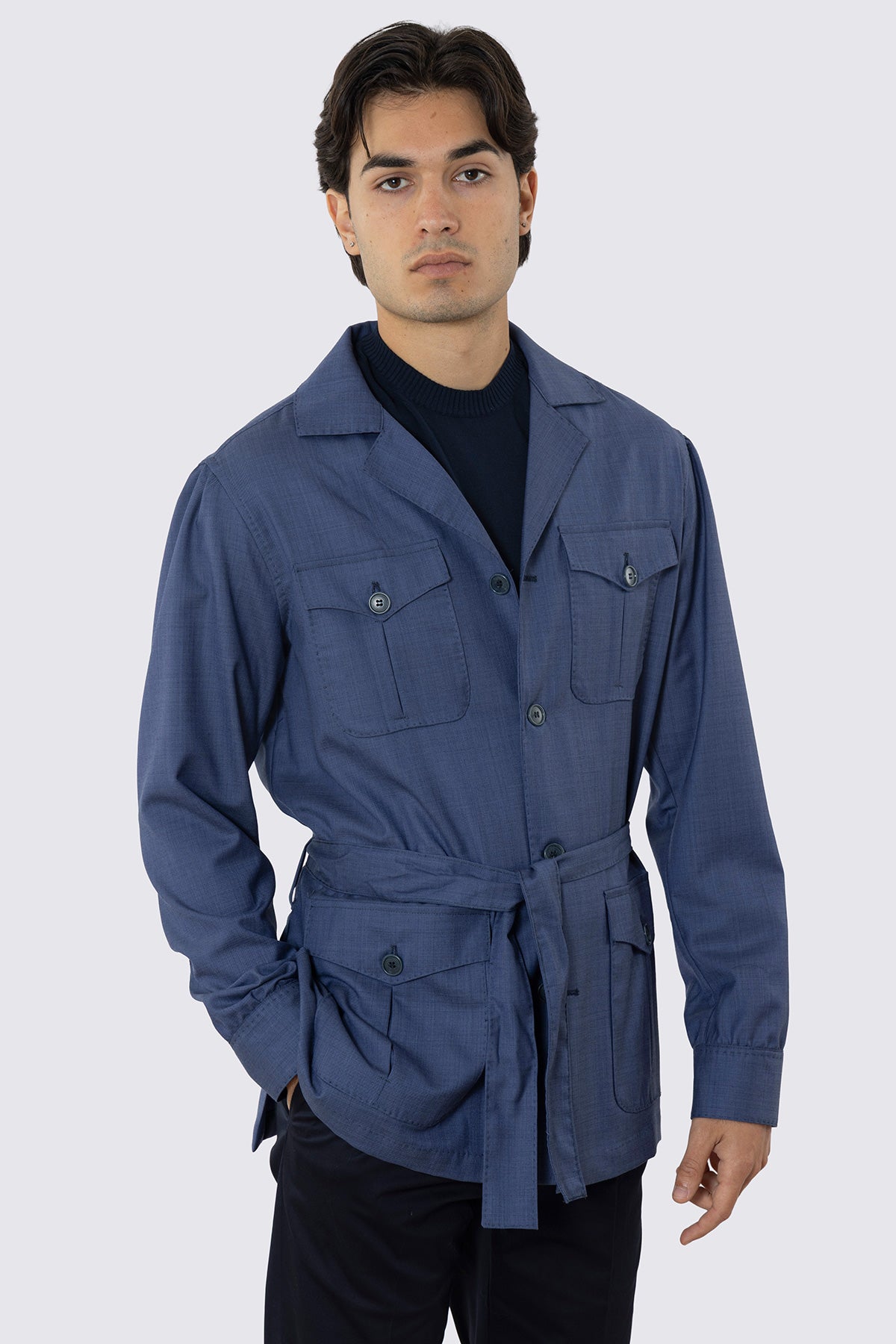Sahariana blu denim fresco lana super 140's Holland & Sherry con tasconi e soffietto cintura in vita e polso camicia