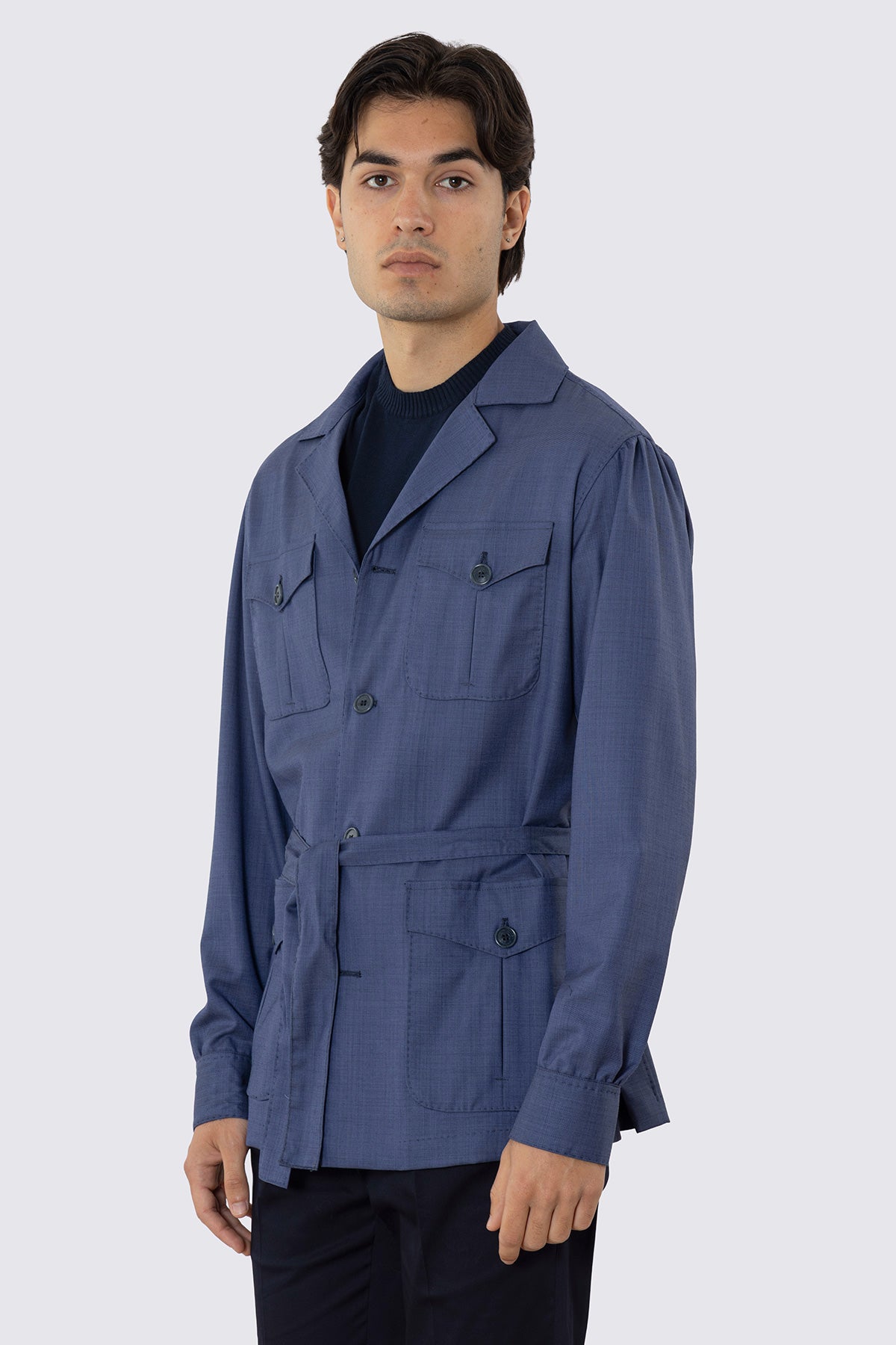 Sahariana blu denim fresco lana super 140's Holland & Sherry con tasconi e soffietto cintura in vita e polso camicia