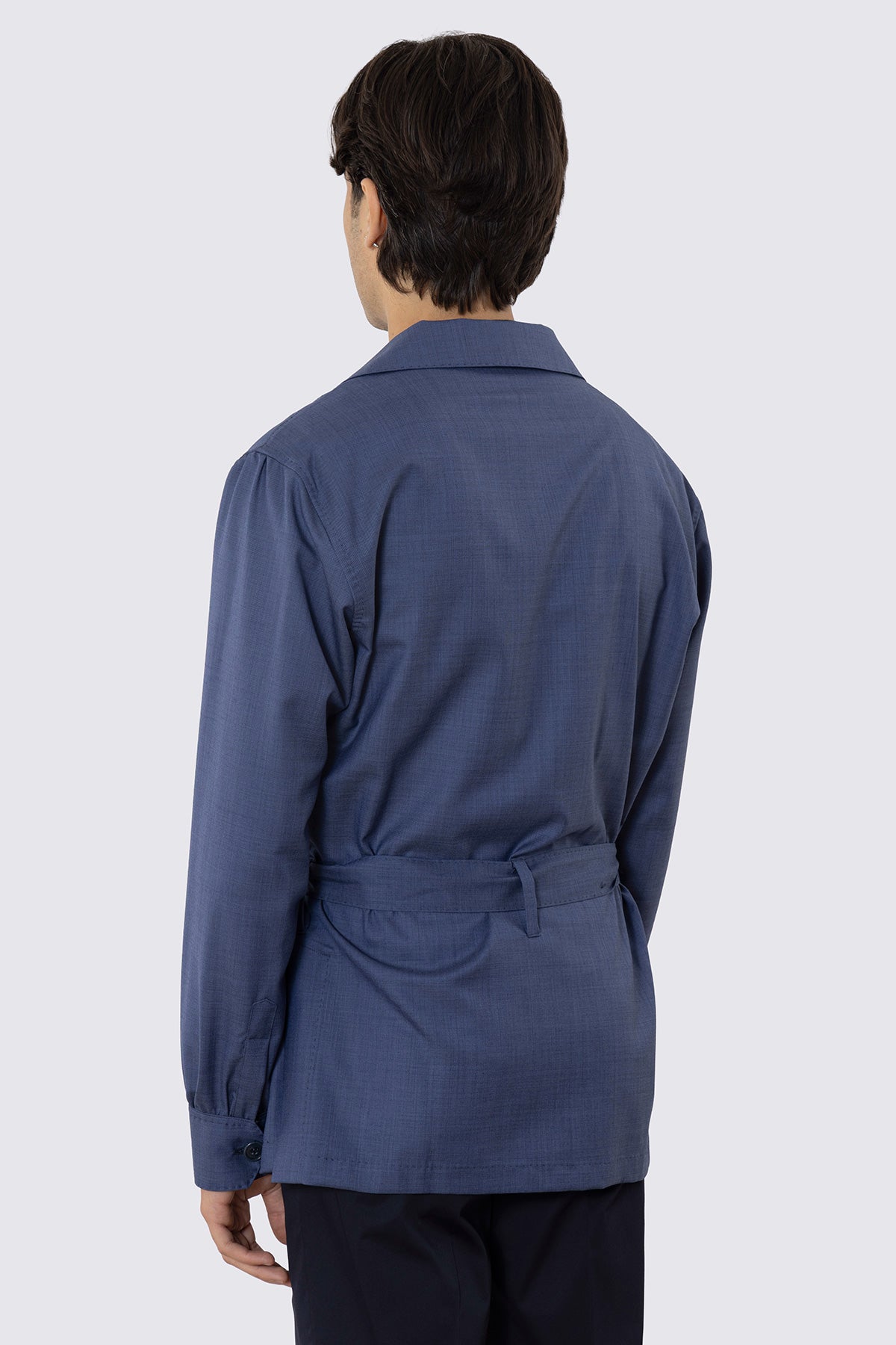 Sahariana blu denim fresco lana super 140's Holland & Sherry con tasconi e soffietto cintura in vita e polso camicia