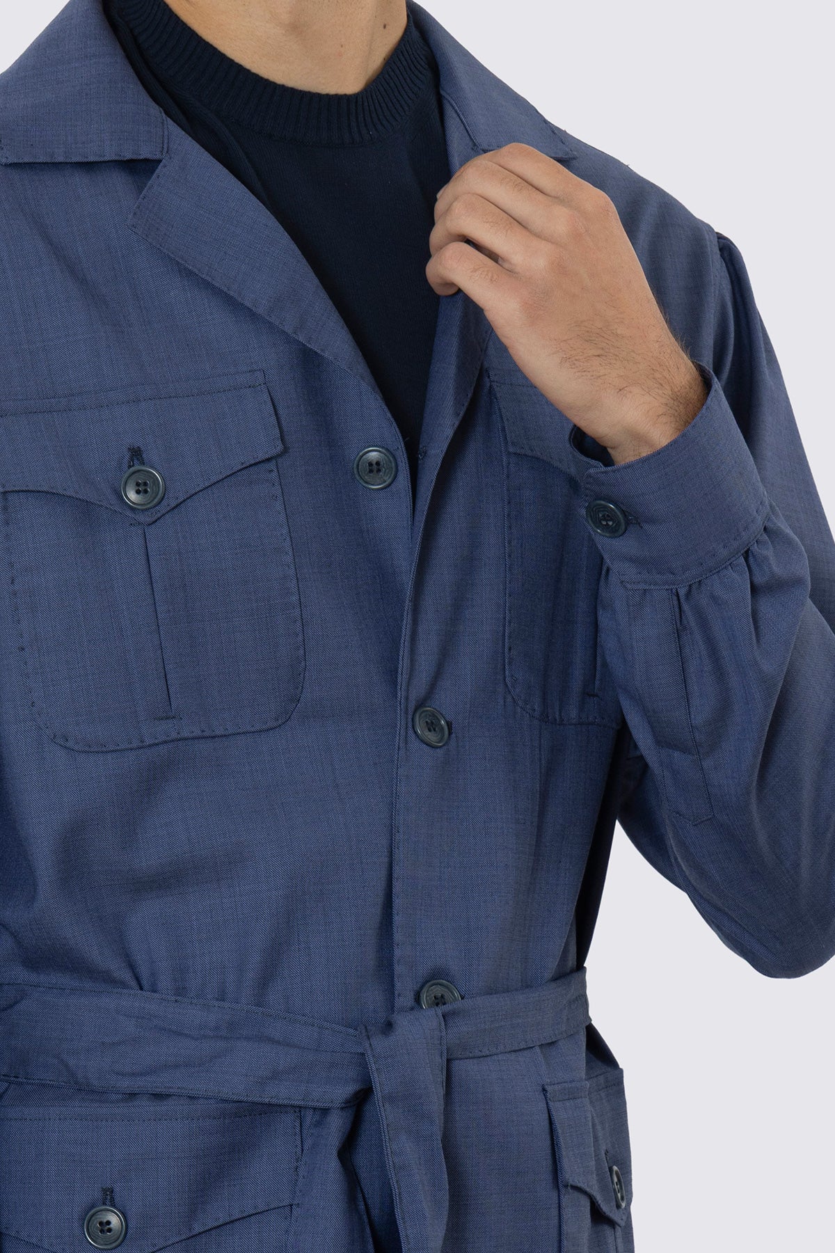 Sahariana blu denim fresco lana super 140's Holland & Sherry con tasconi e soffietto cintura in vita e polso camicia