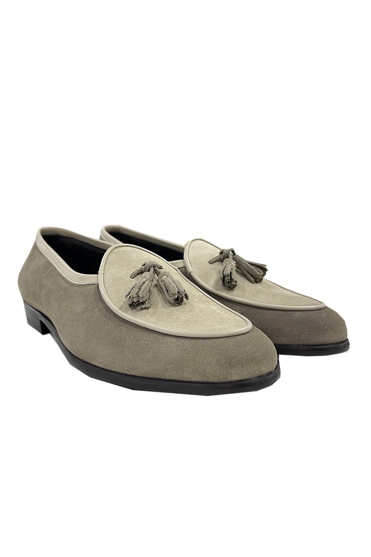 Mocassini uomo beige e fango bicolore in camoscio con nappine profili e interno in vera pelle suola in cuoio made in italy fatte a mano