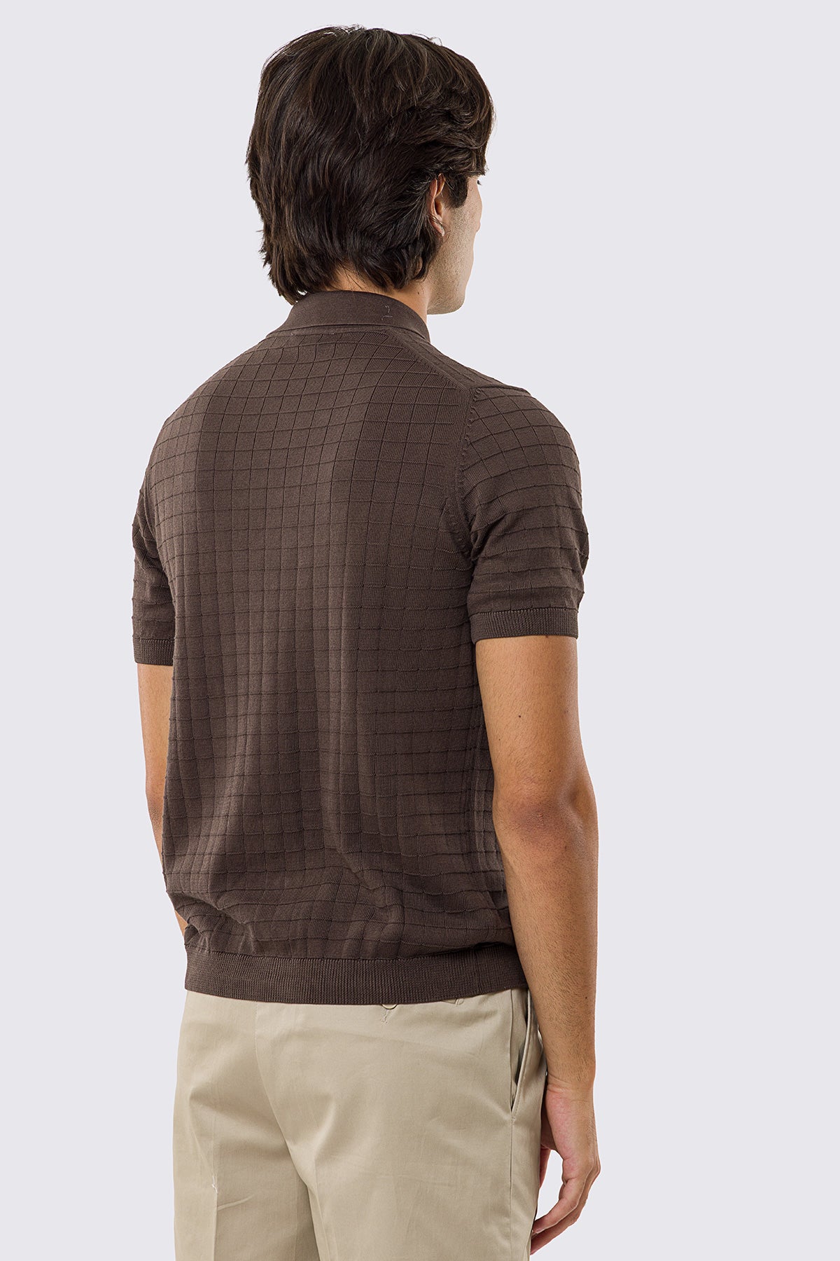 Polo mezze maniche marrone da uomo con treccia quadrata interna ed elastici sulle maniche e sul fondo 100% cotone di filo tinta unita