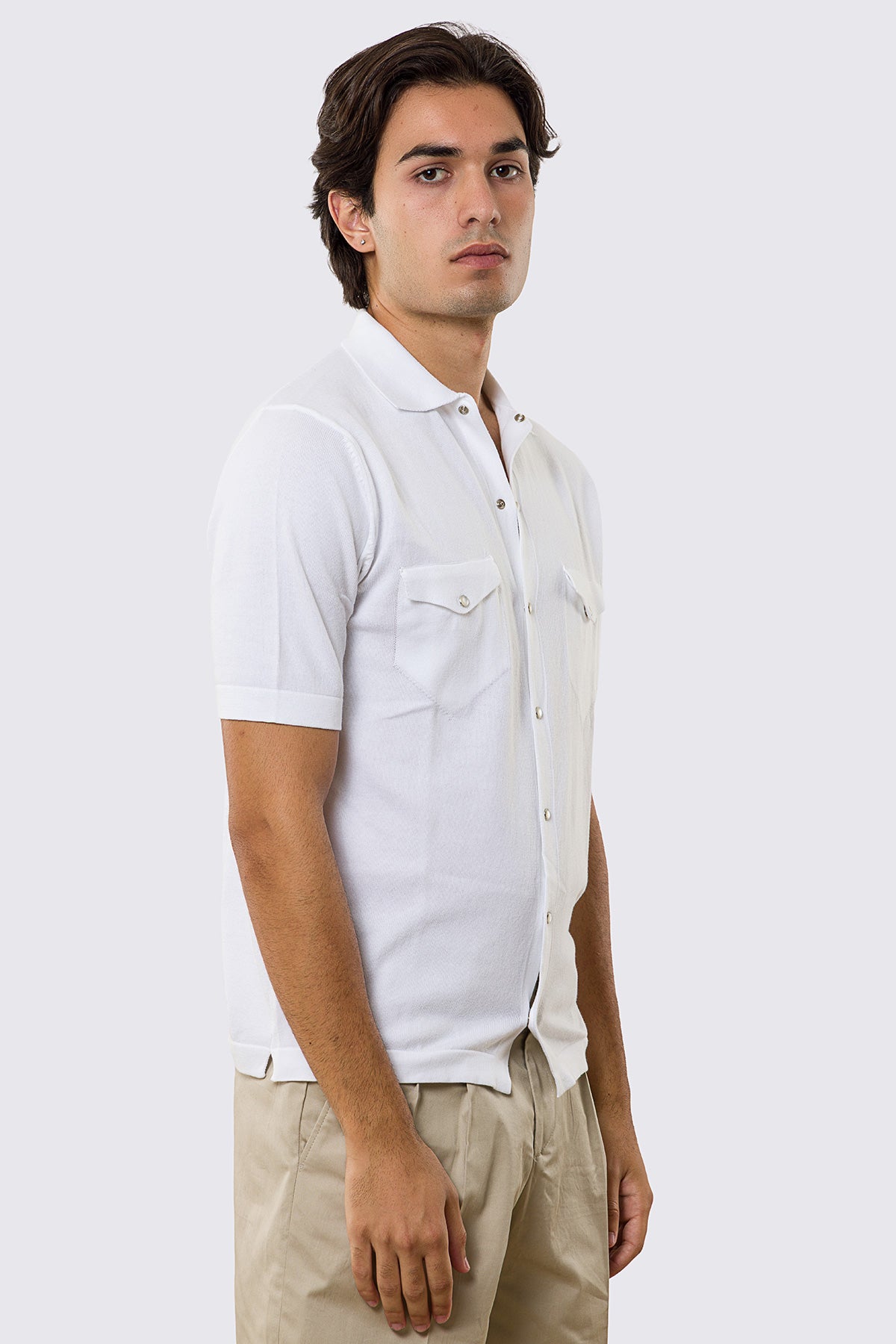 Polo mezze maniche bianca modello con tasconi e bottoni clip in perla da uomo finezza 14 con elastici sulle maniche e sul fondo 100% cotone di filo tinta unita