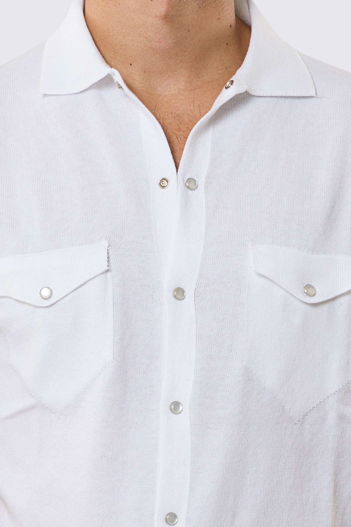 Polo mezze maniche bianca modello con tasconi e bottoni clip in perla da uomo finezza 14 con elastici sulle maniche e sul fondo 100% cotone di filo tinta unita