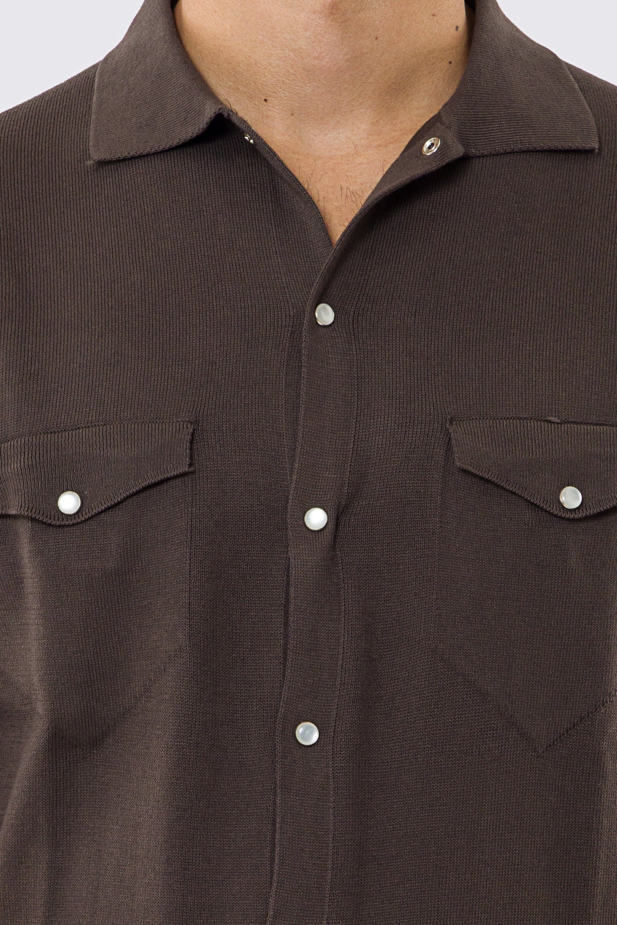 Polo mezze maniche marrone modello con tasconi e bottoni clip in perla da uomo finezza 14 con elastici sulle maniche e sul fondo 100% cotone di filo tinta unita