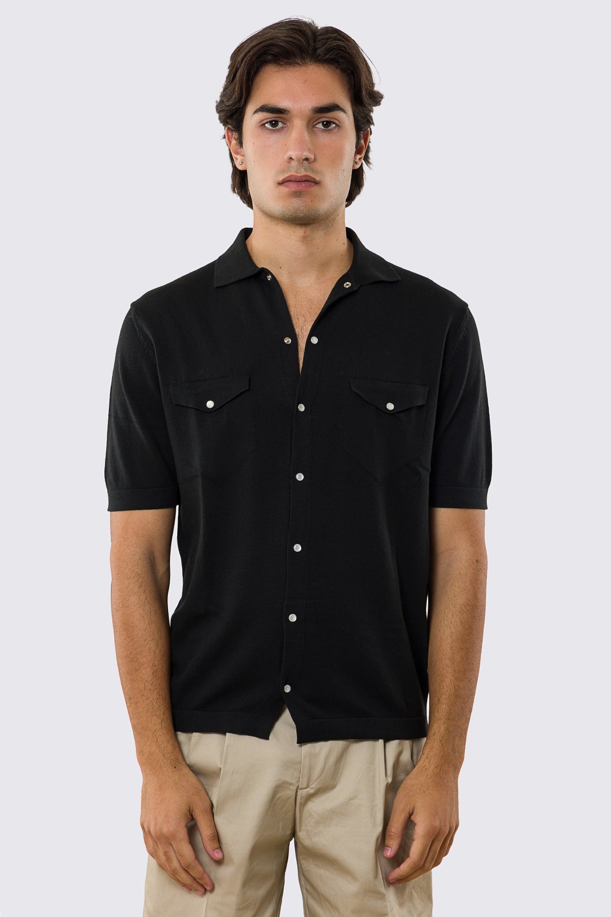 Polo mezze maniche nera modello con tasconi e bottoni clip in perla da uomo finezza 14 con elastici sulle maniche e sul fondo 100% cotone di filo tinta unita