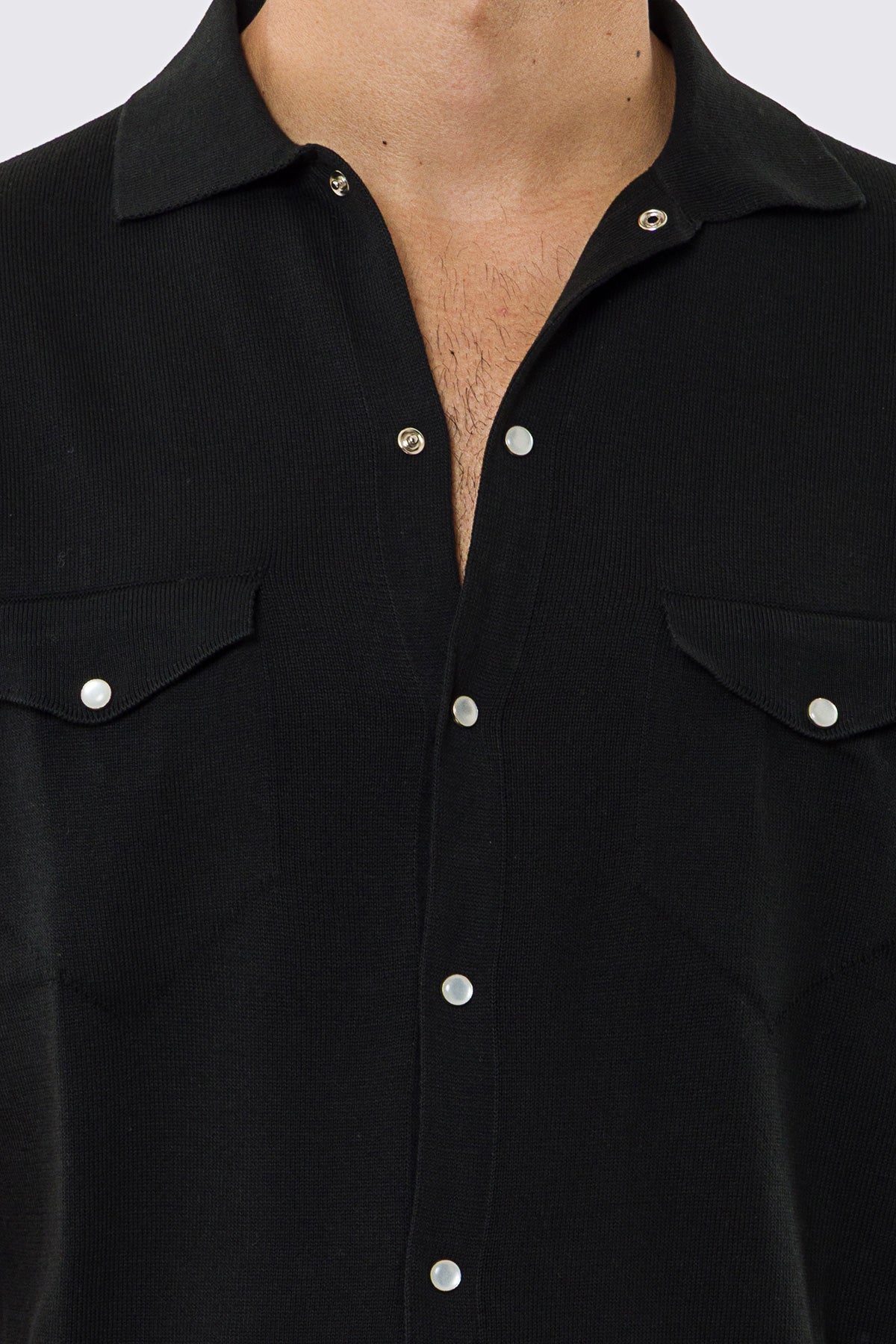 Polo mezze maniche nera modello con tasconi e bottoni clip in perla da uomo finezza 14 con elastici sulle maniche e sul fondo 100% cotone di filo tinta unita