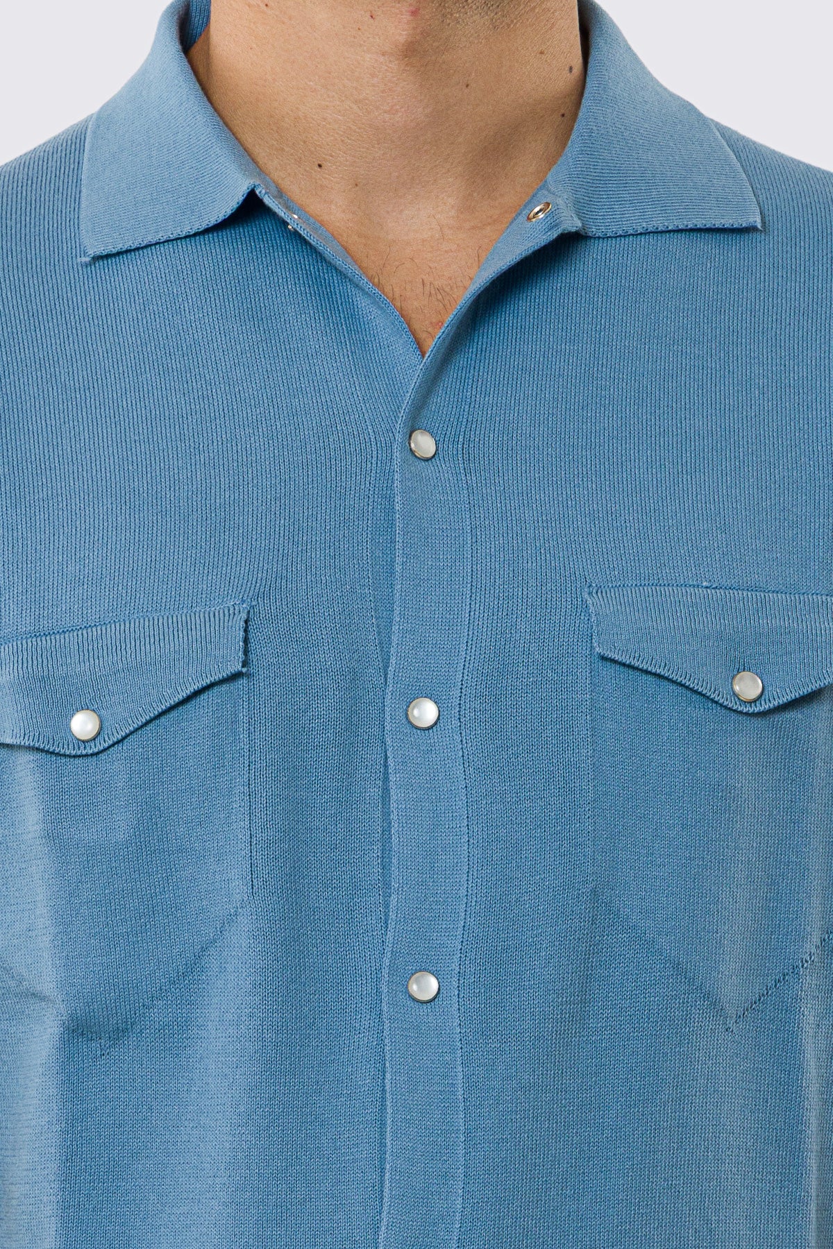 Polo mezze maniche azzurra modello con tasconi e bottoni clip in perla da uomo finezza 14 con elastici sulle maniche e sul fondo 100% cotone di filo tinta unita