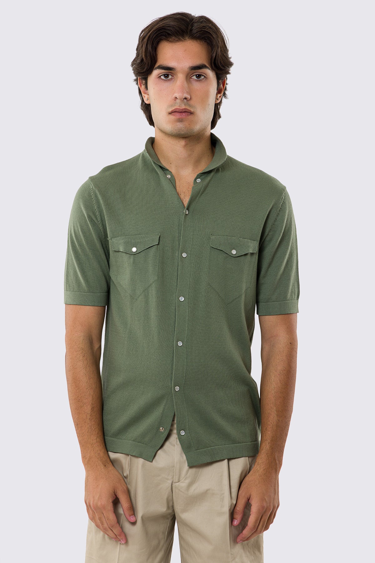 Polo mezze maniche verde militare modello con tasconi e bottoni clip in perla da uomo finezza 14 con elastici sulle maniche e sul fondo 100% cotone di filo tinta unita
